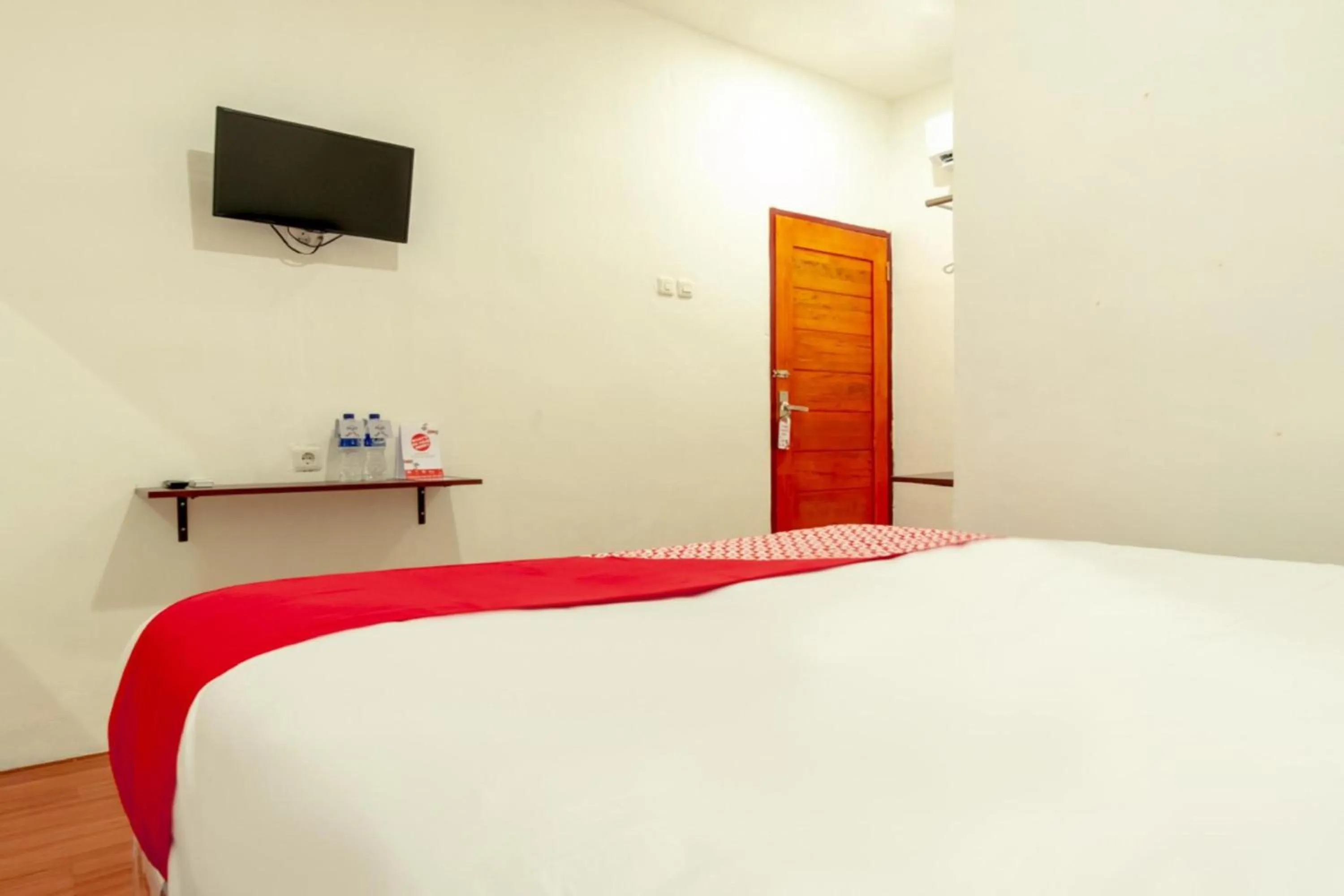 Photo of the whole room, Bed in Collection O Medan City Near Rsud Dr Pirngadi Formerly Tmj Guest House