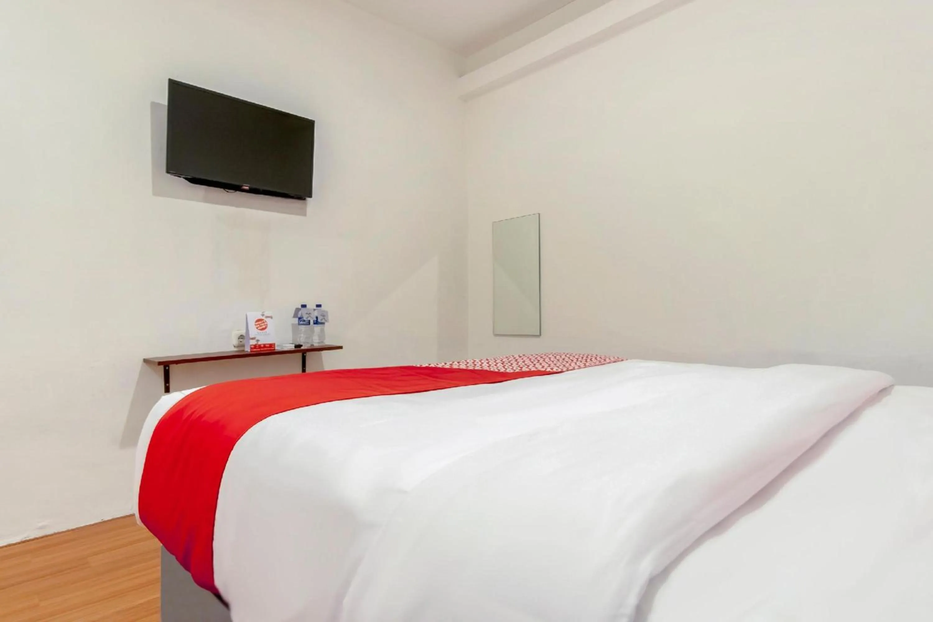 Photo of the whole room, Bed in Collection O Medan City Near Rsud Dr Pirngadi Formerly Tmj Guest House