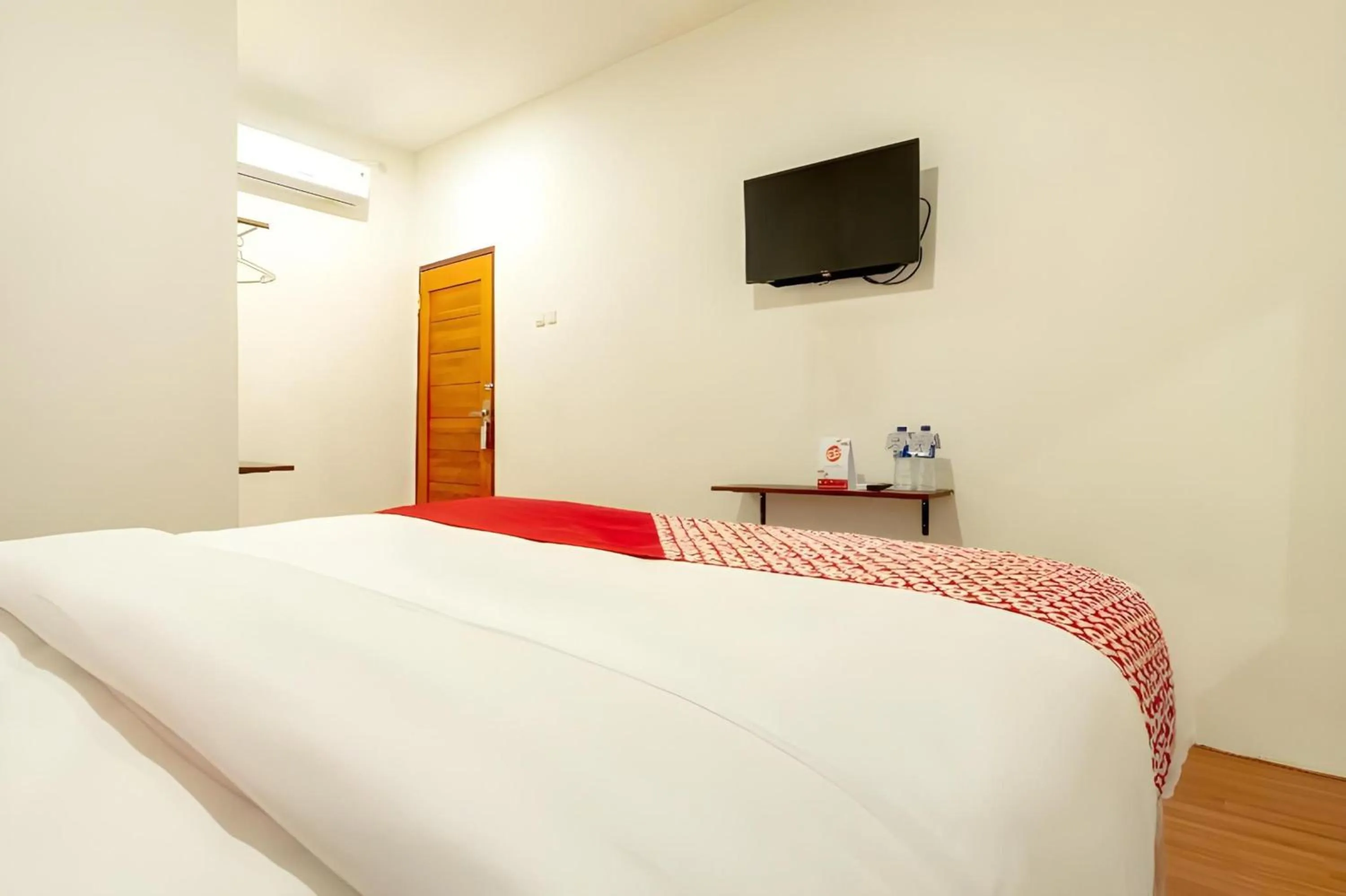 Photo of the whole room, Bed in Collection O Medan City Near Rsud Dr Pirngadi Formerly Tmj Guest House