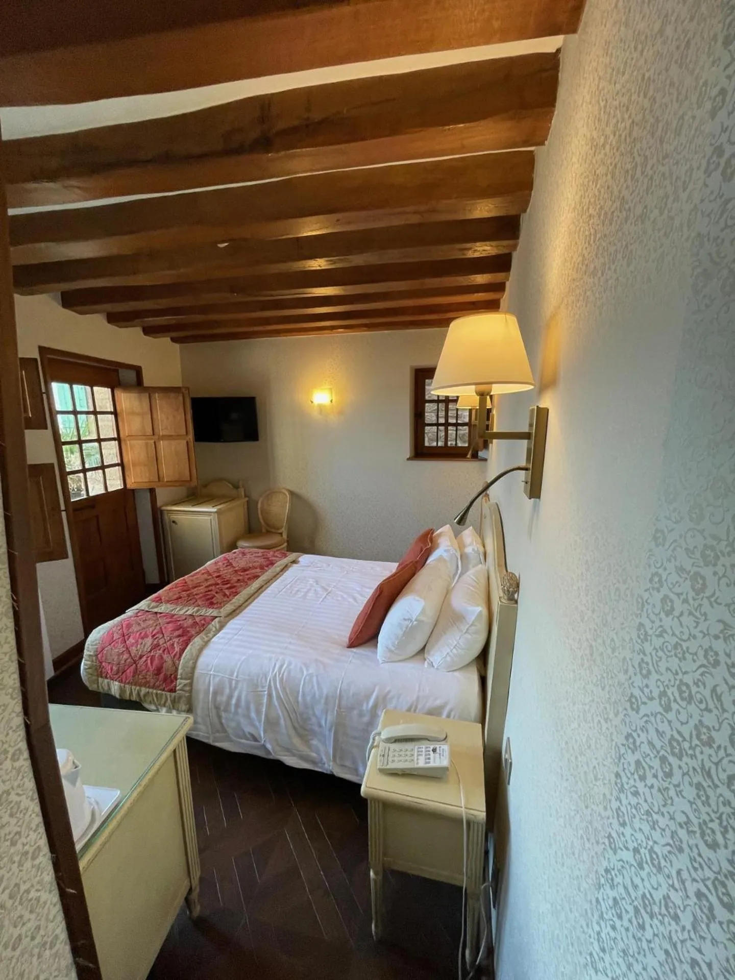 Bedroom, Bed in Auberge Saint Pierre