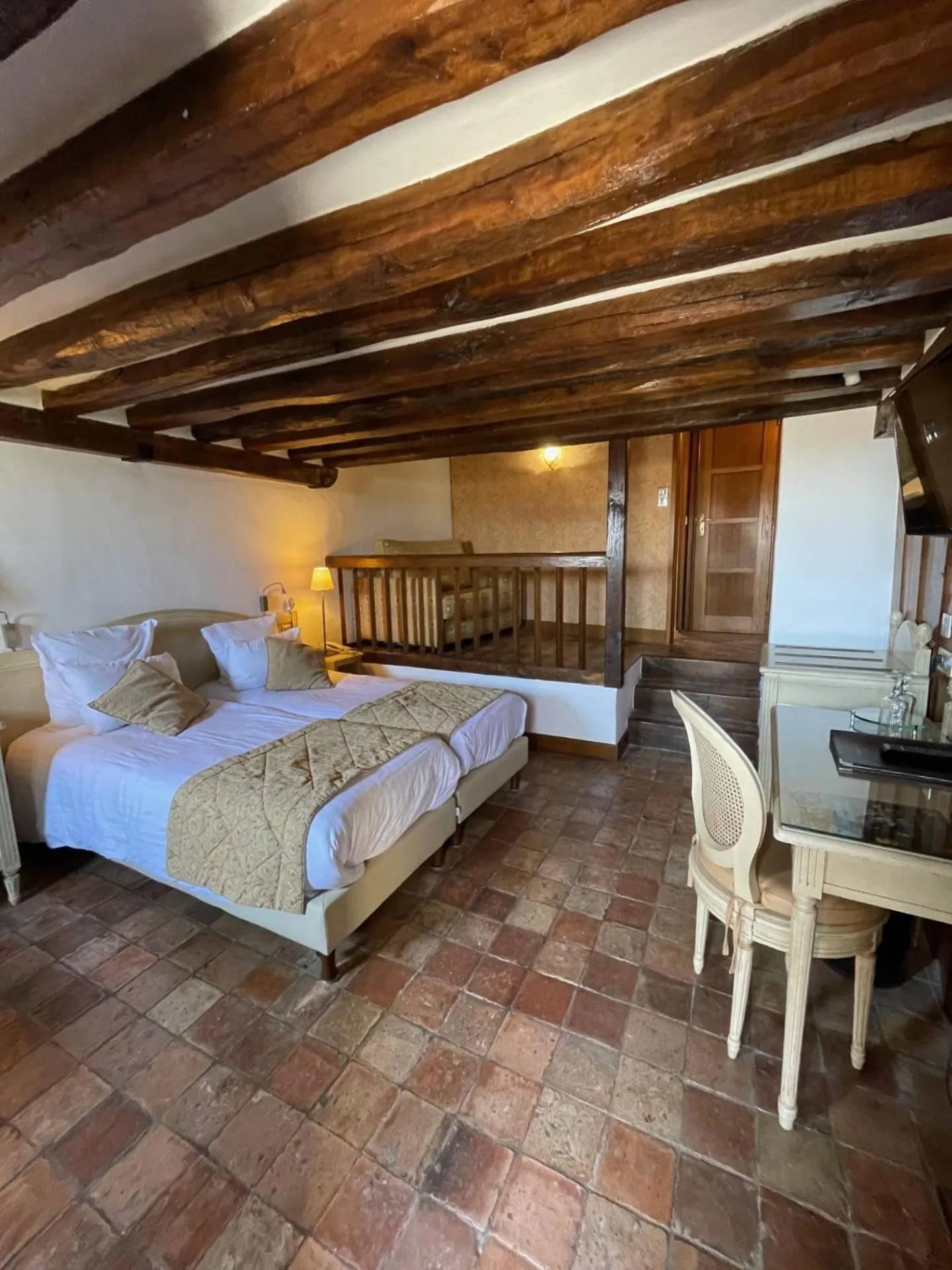 Bedroom, Bed in Auberge Saint Pierre