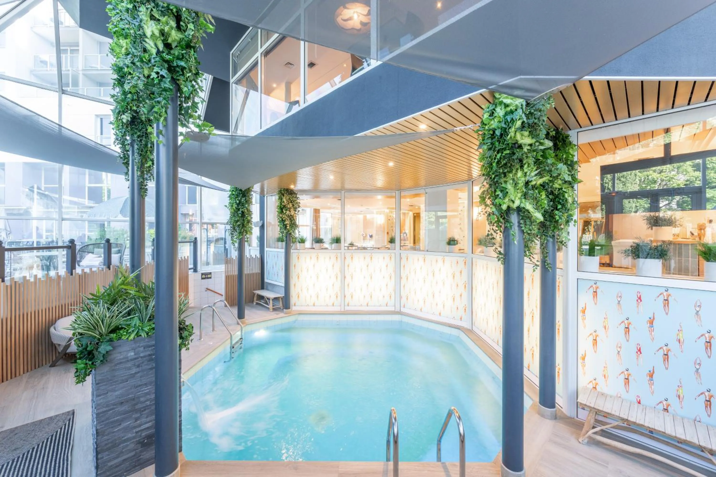 Swimming pool in Mercure Grenoble Centre Porte des Alpes