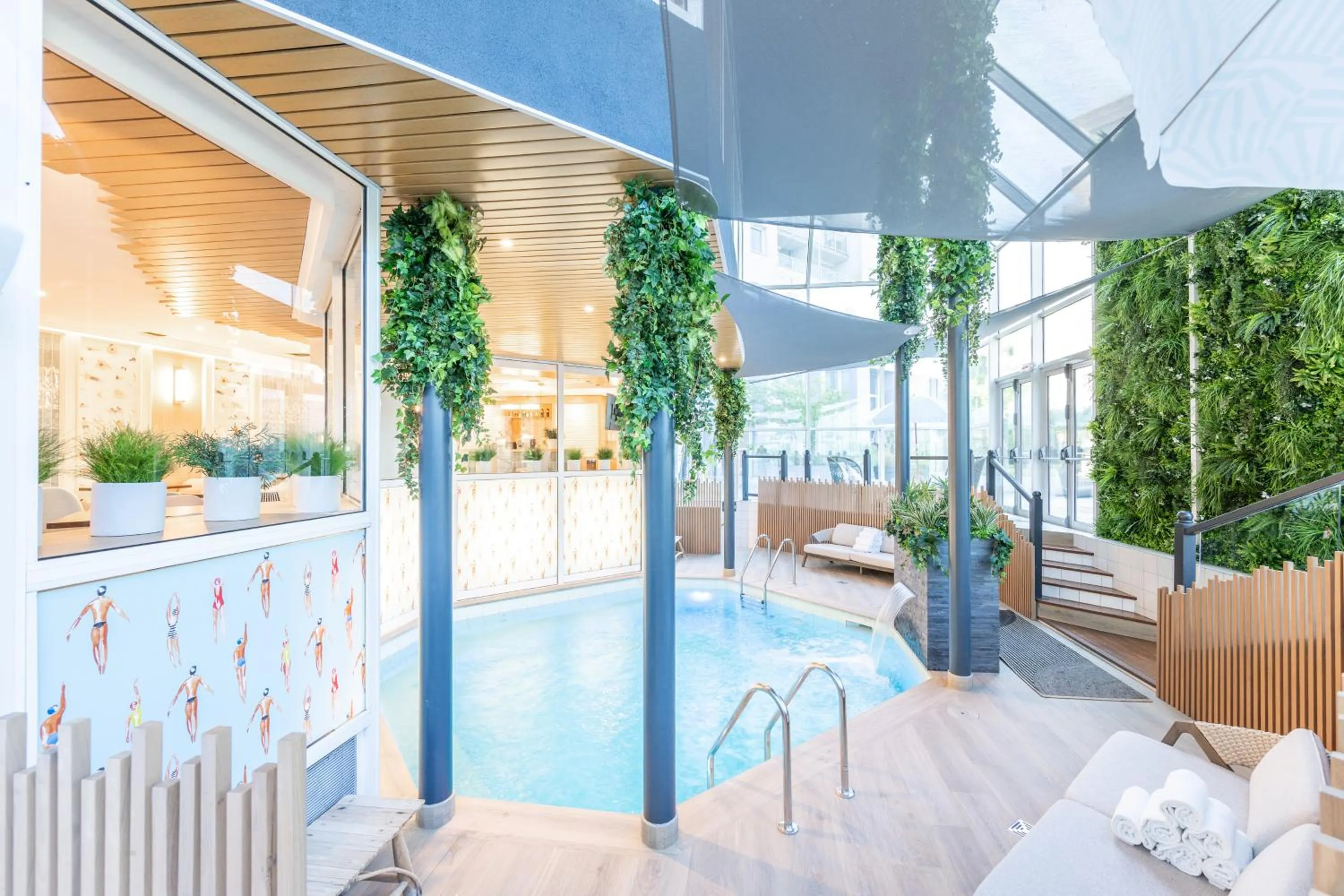 Swimming pool in Mercure Grenoble Centre Porte des Alpes