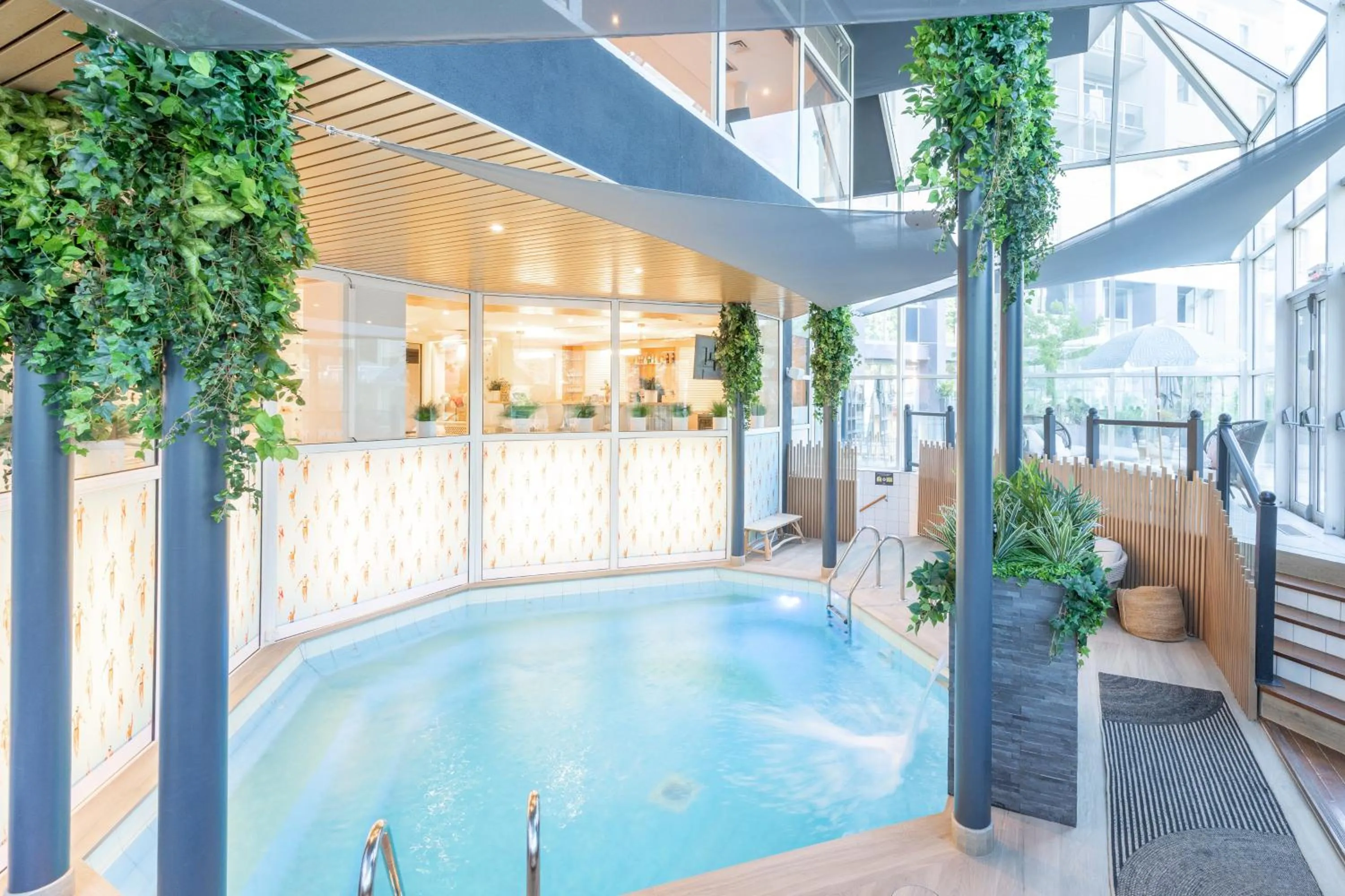 Swimming pool in Mercure Grenoble Centre Porte des Alpes