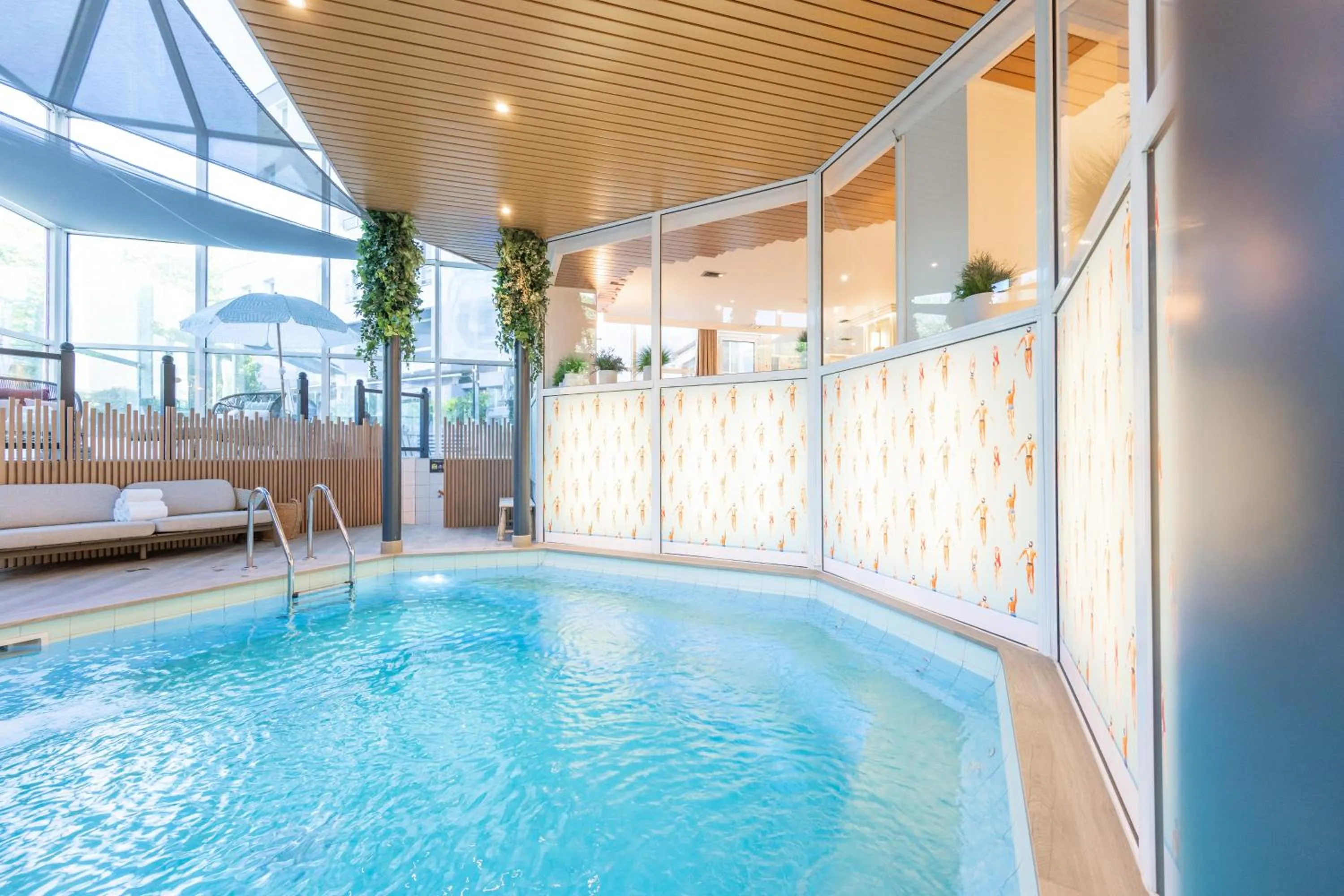 Swimming pool in Mercure Grenoble Centre Porte des Alpes