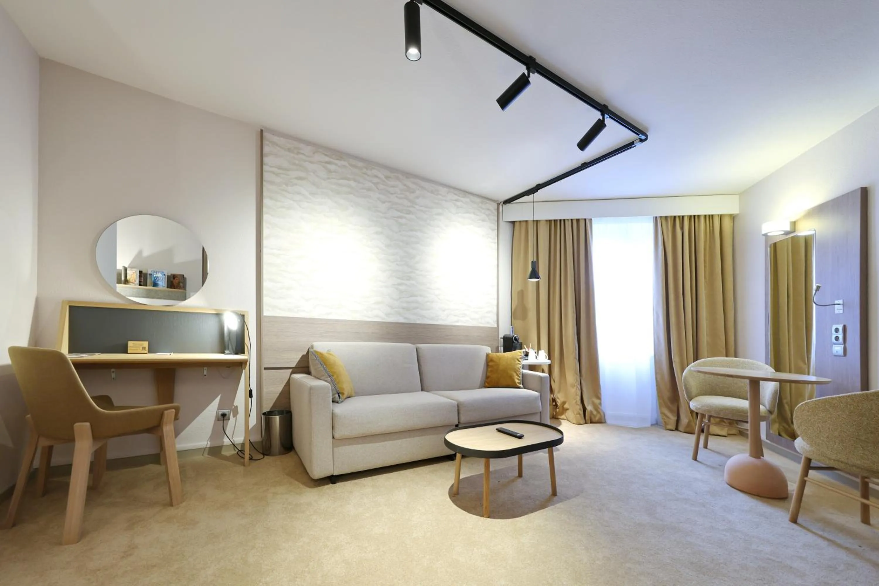 Seating area in Mercure Grenoble Centre Porte des Alpes