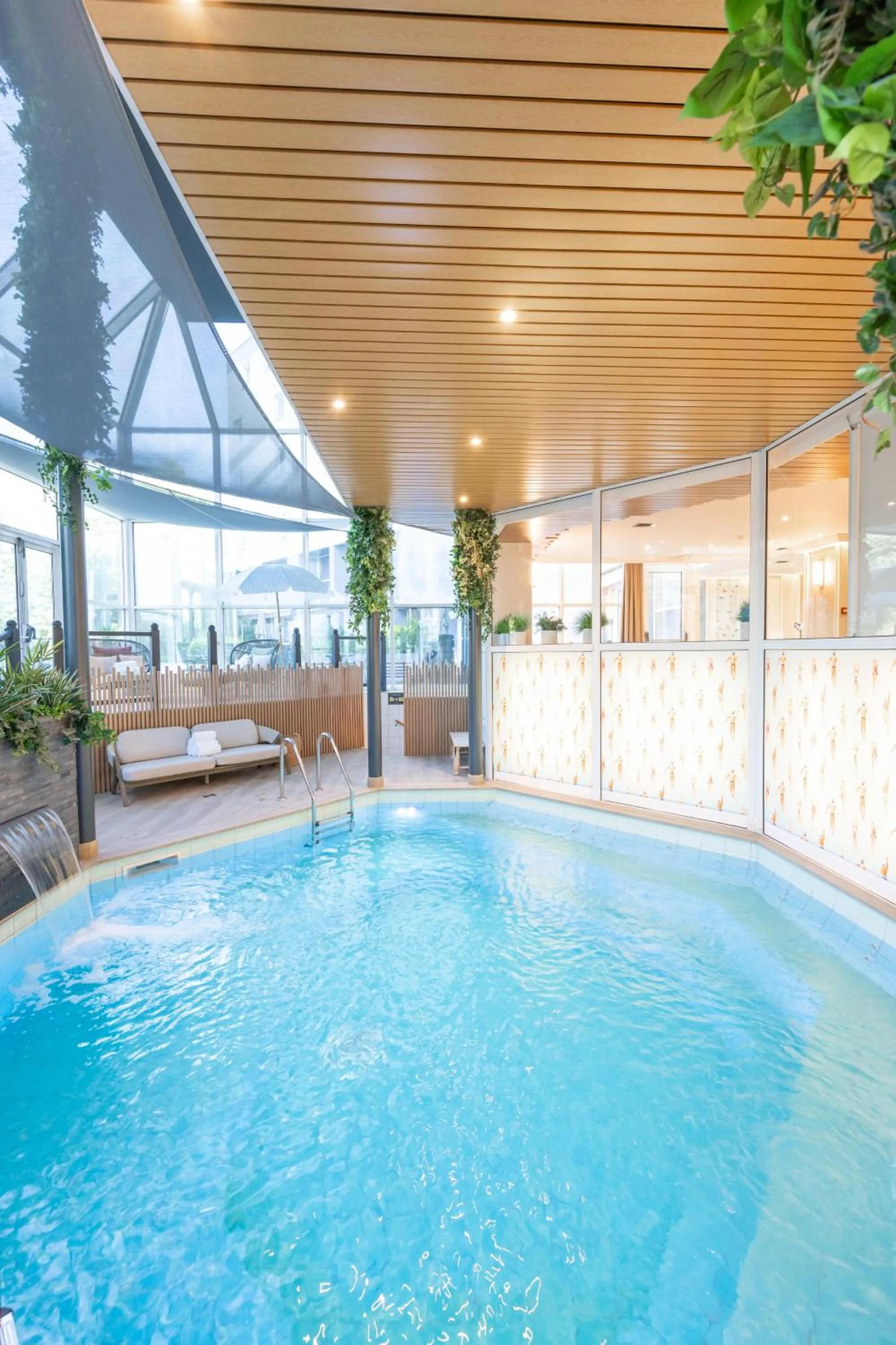 Swimming pool in Mercure Grenoble Centre Porte des Alpes
