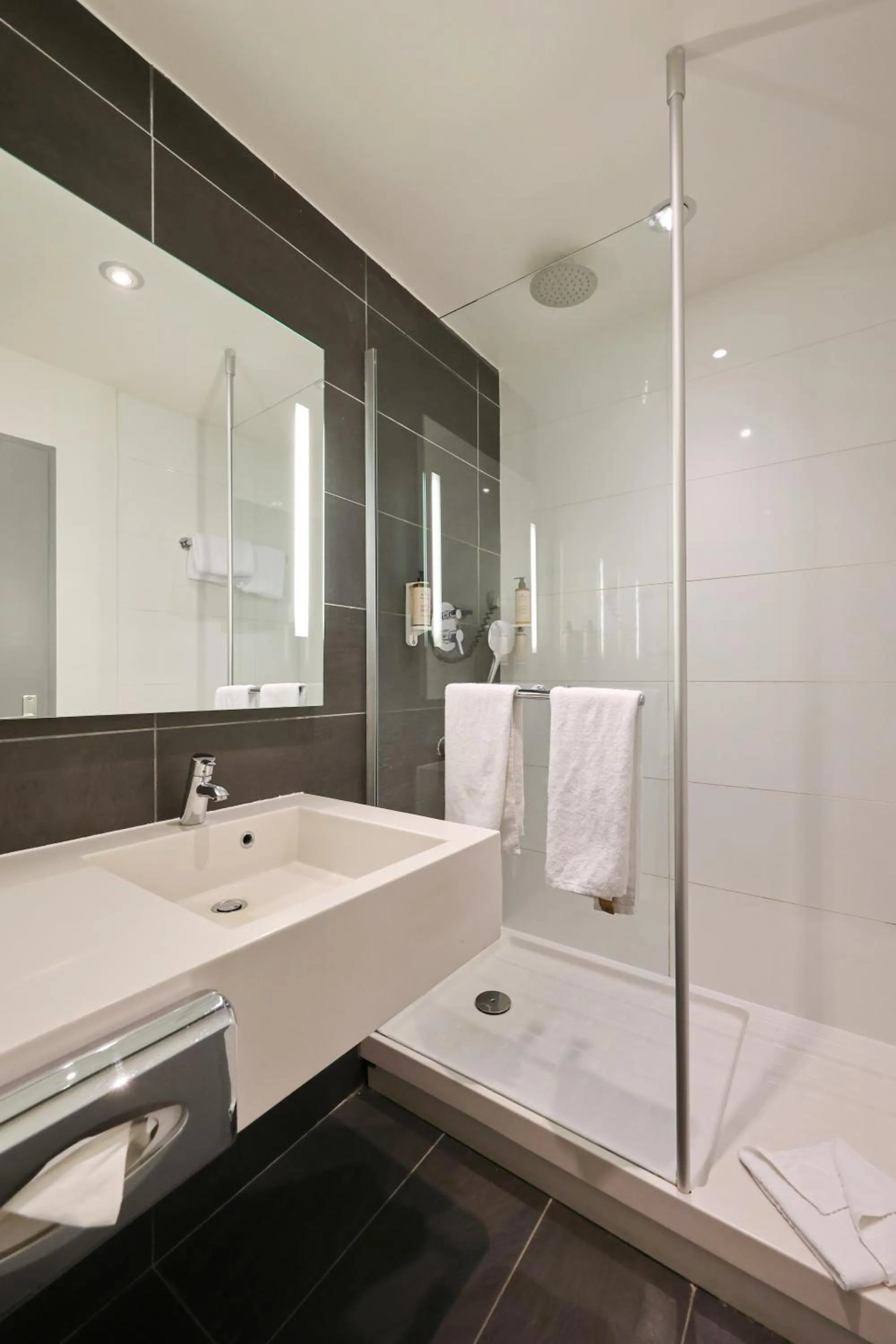 Shower in Mercure Grenoble Centre Porte des Alpes