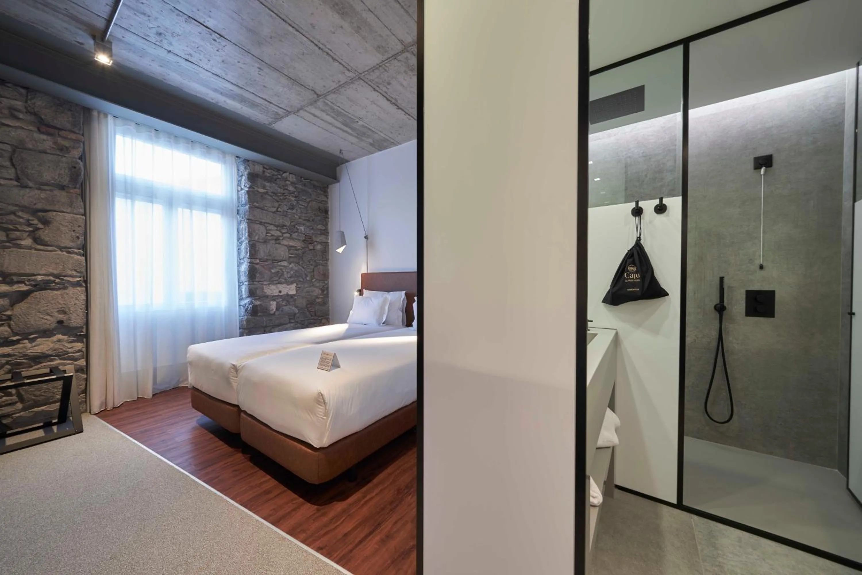 Bathroom, Bed in Hotel Cajú