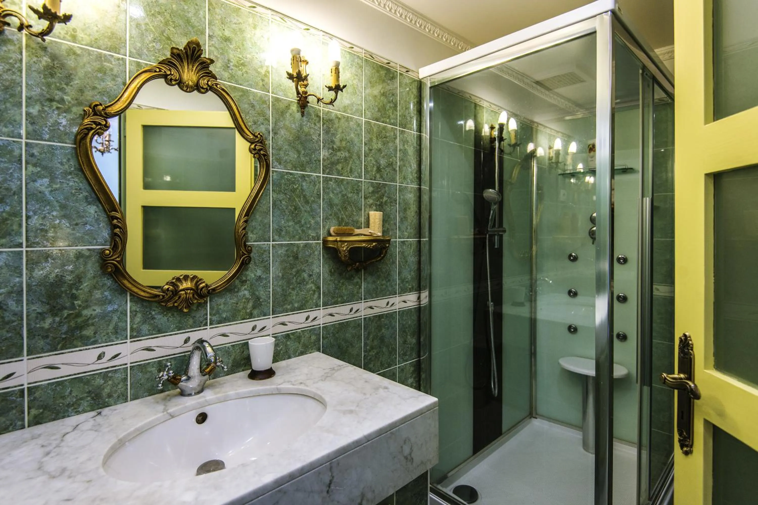 Bathroom in Le Petit Domaine de Bois Avril