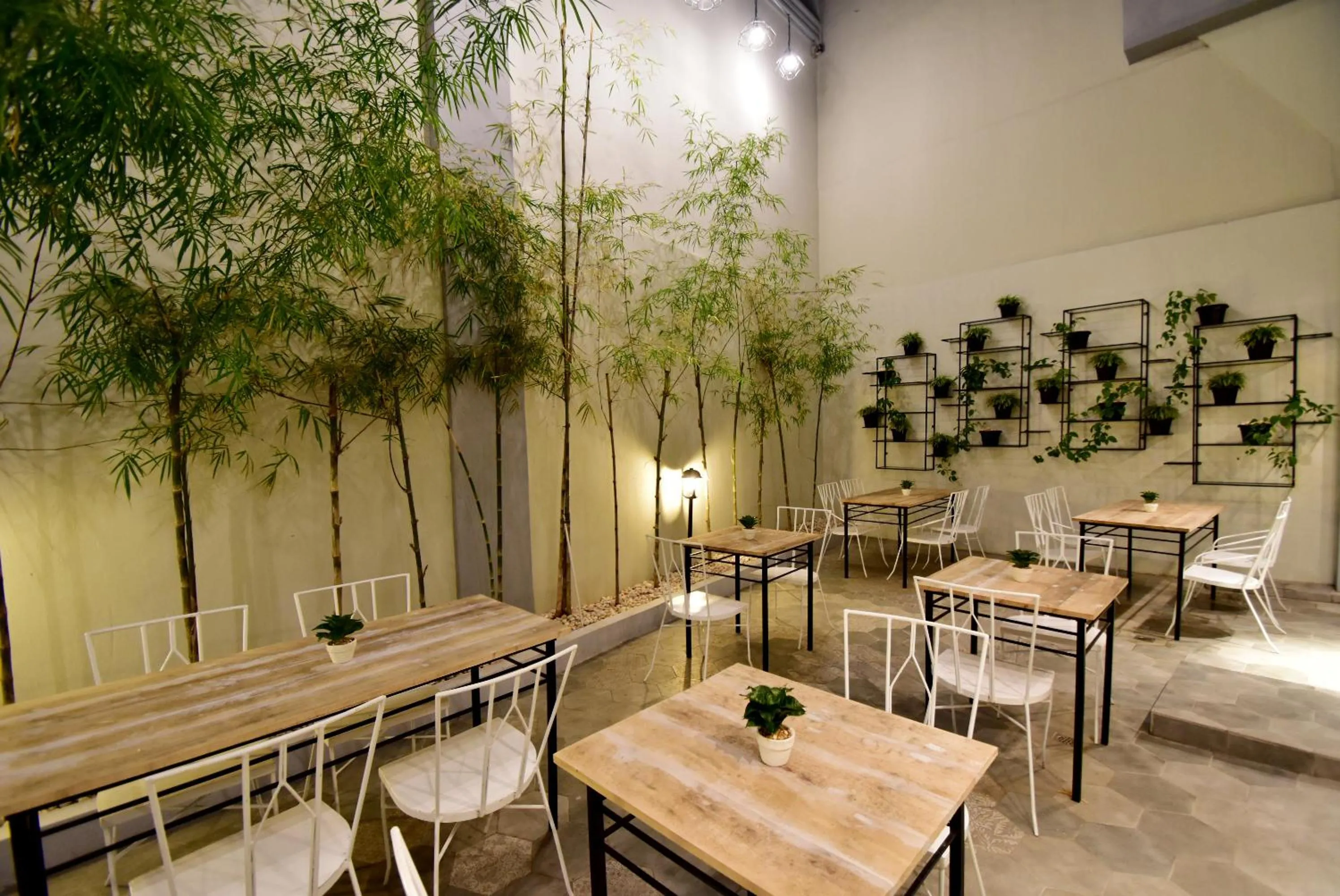 Restaurant/places to eat in Almont City Hotel