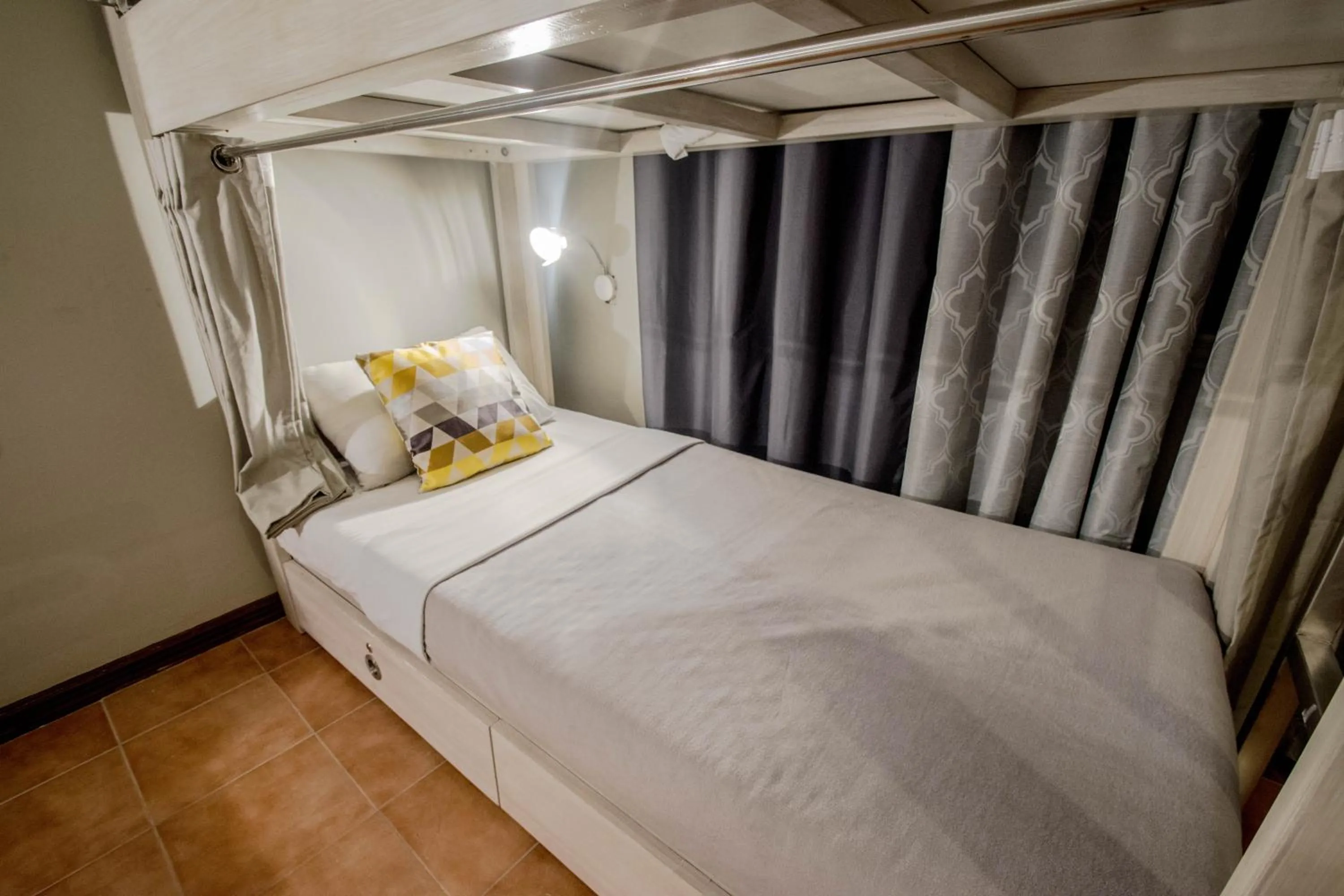 bunk bed, Bed in Almont City Hotel