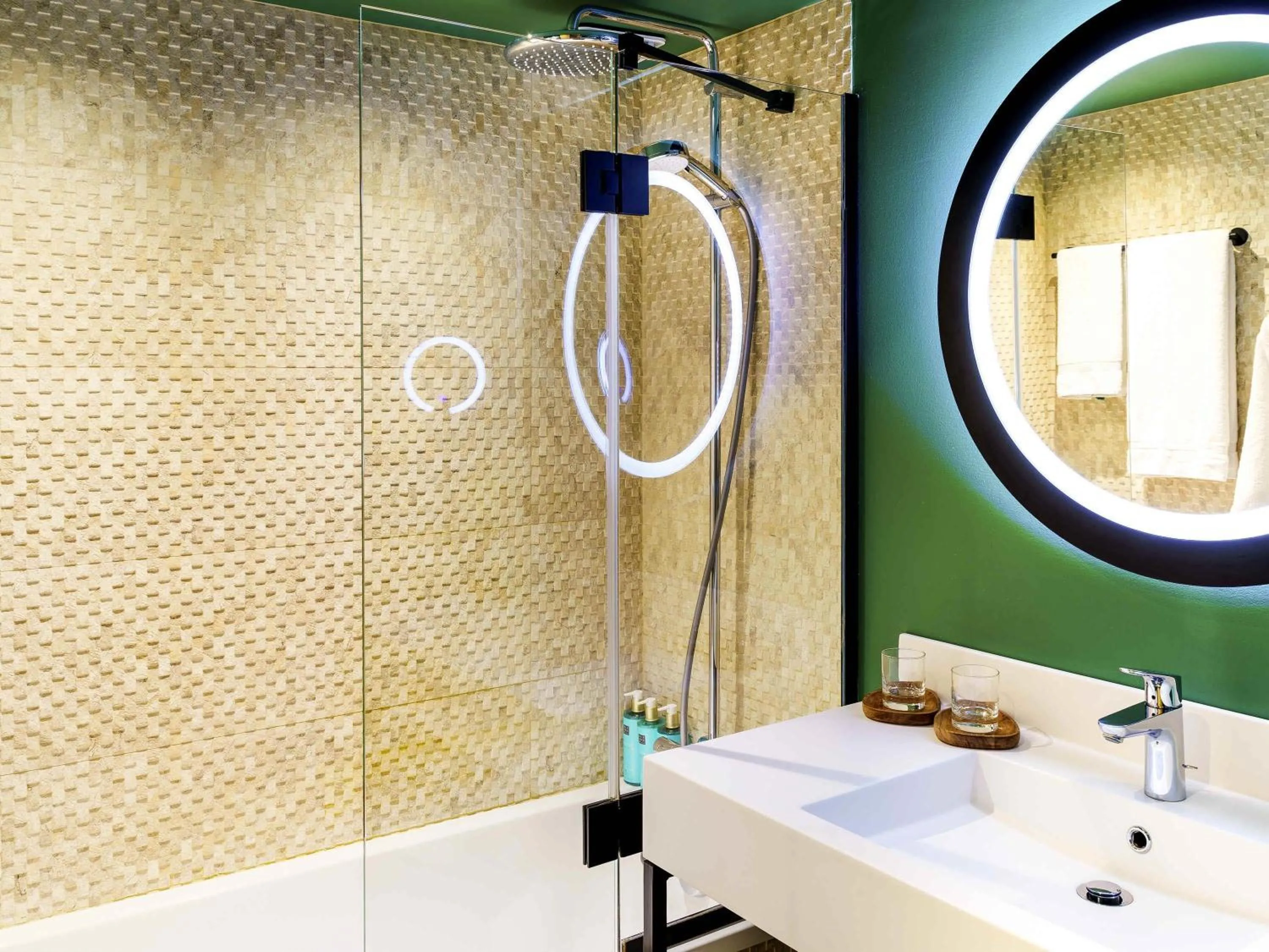 Bedroom in Novotel Avignon Nord