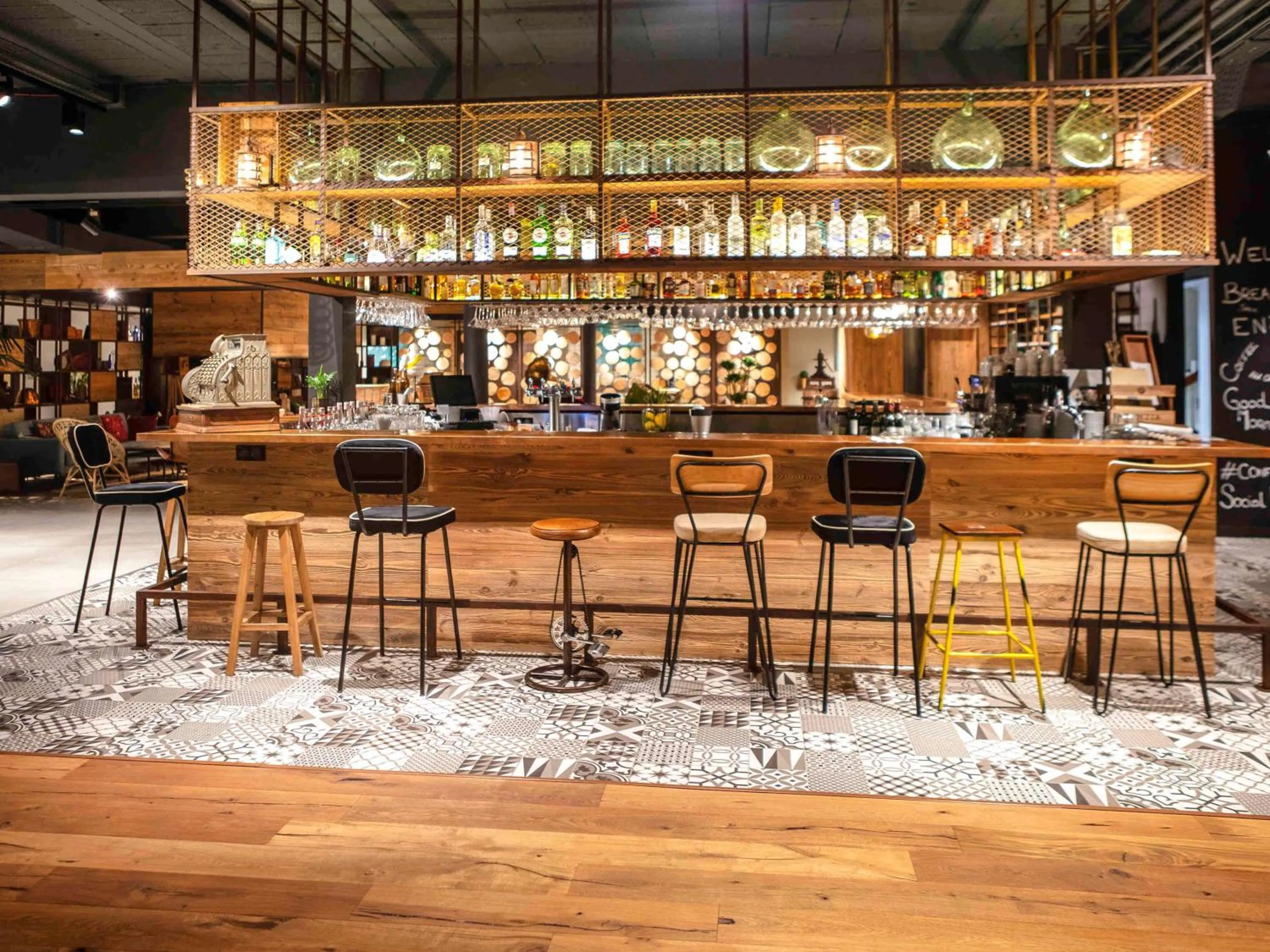 Lounge or bar in Novotel Avignon Nord