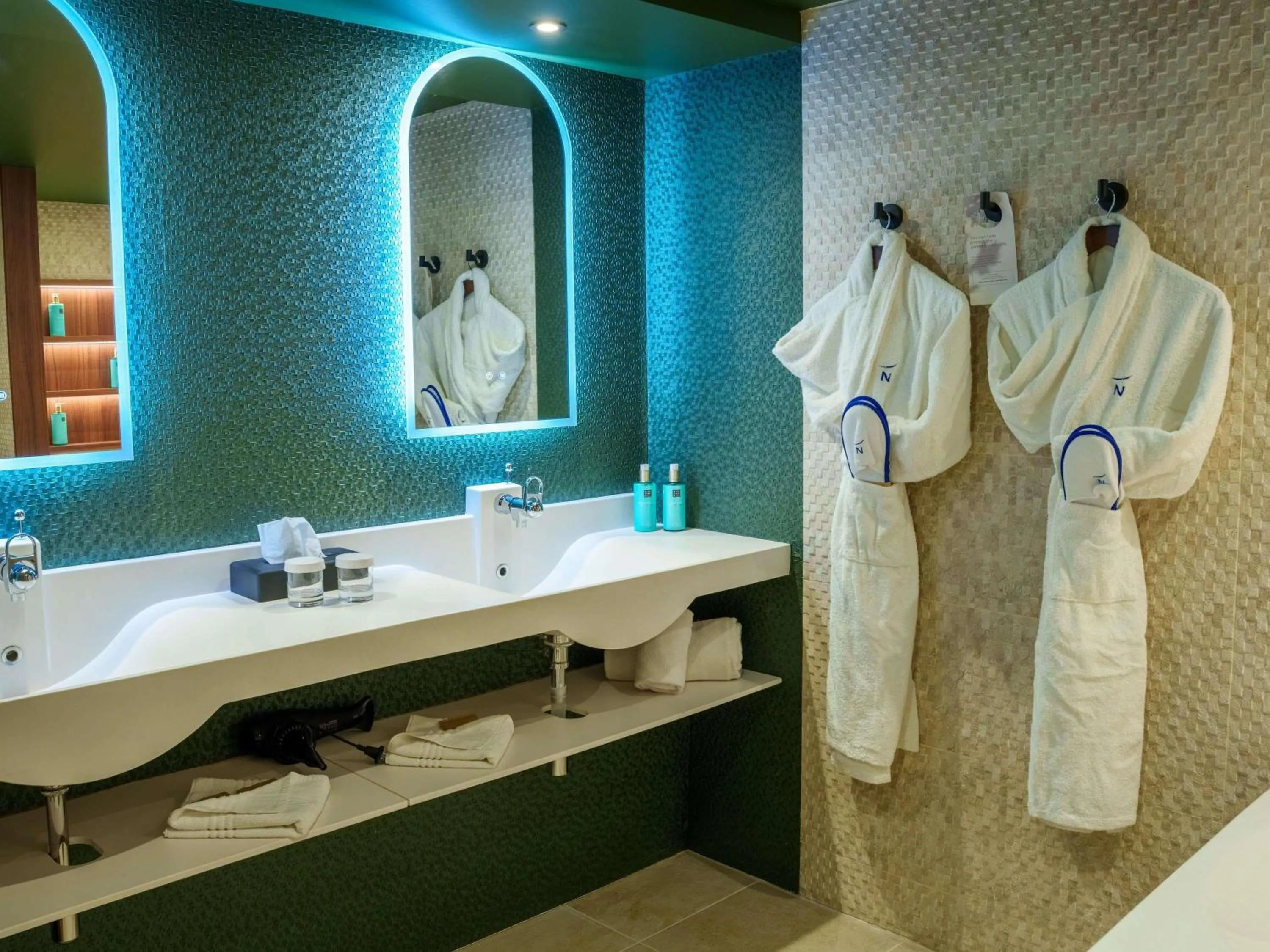 Bedroom in Novotel Avignon Nord