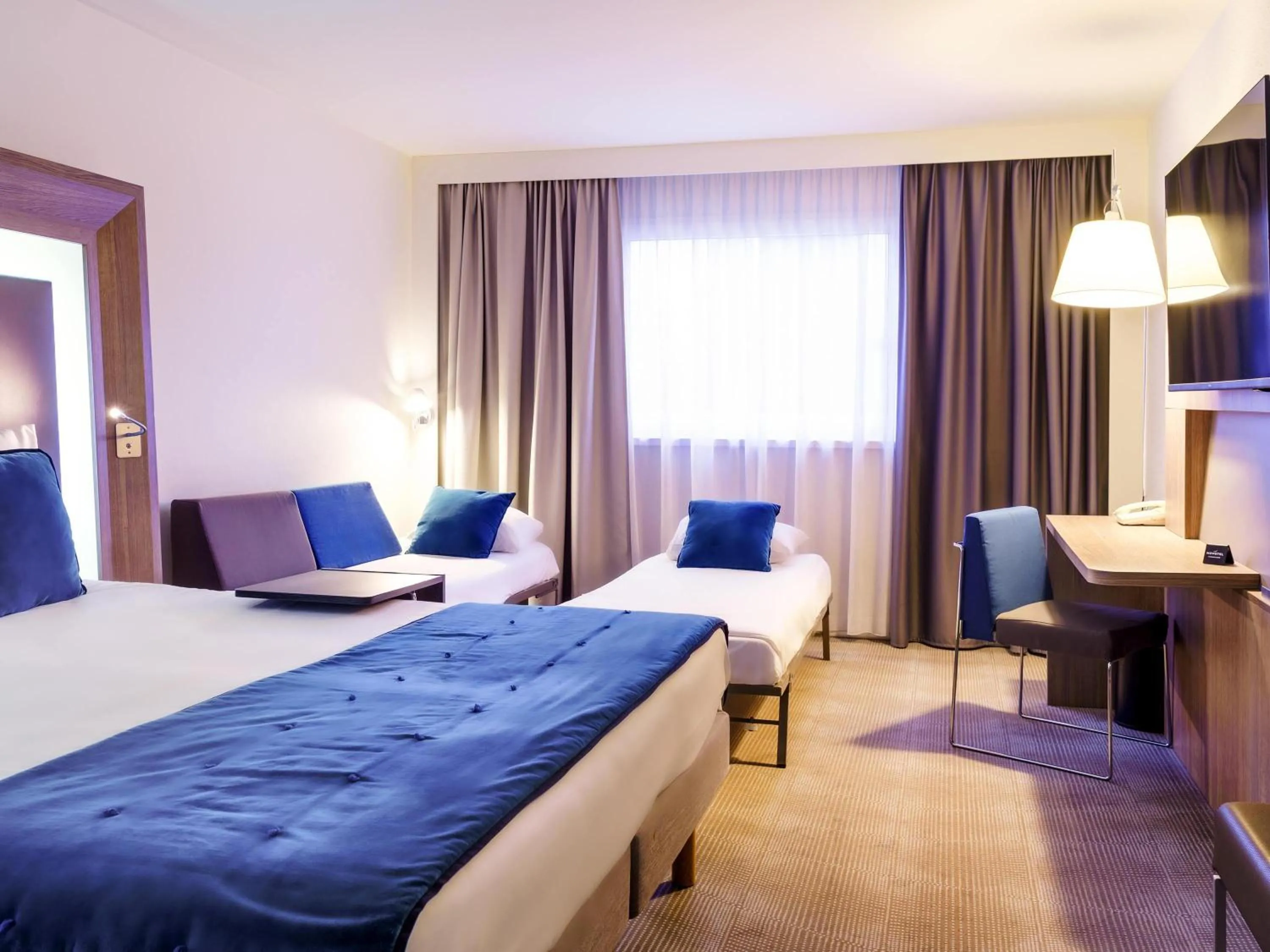 Bedroom, Bed in Novotel Avignon Nord