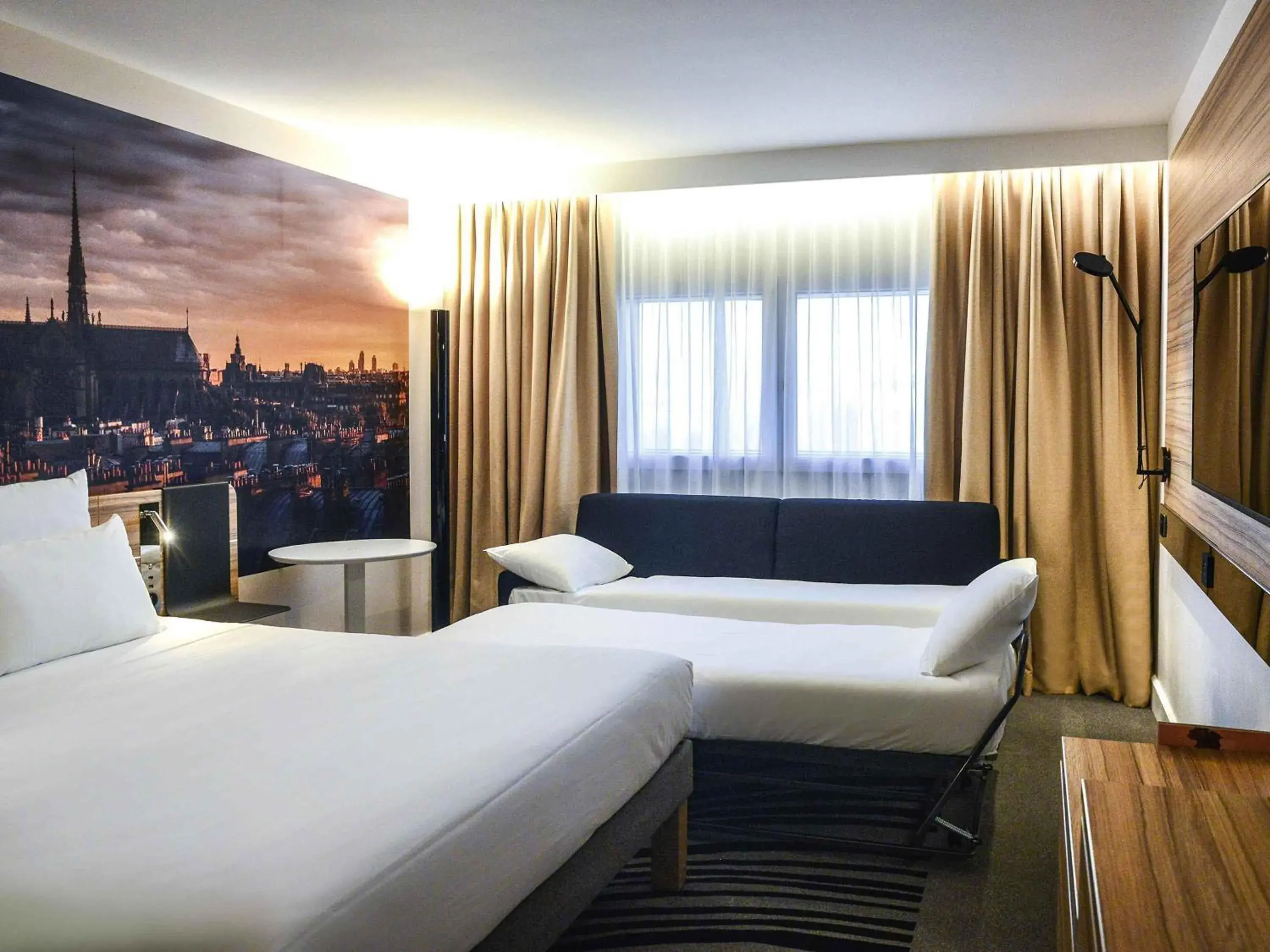 Superior Queen Room with 2-Seater Sofa in Novotel Paris 14 Porte d'Orléans Superior Queen Room with 2-Seater Sofa in Novotel Paris 14 Porte d'Orléans
