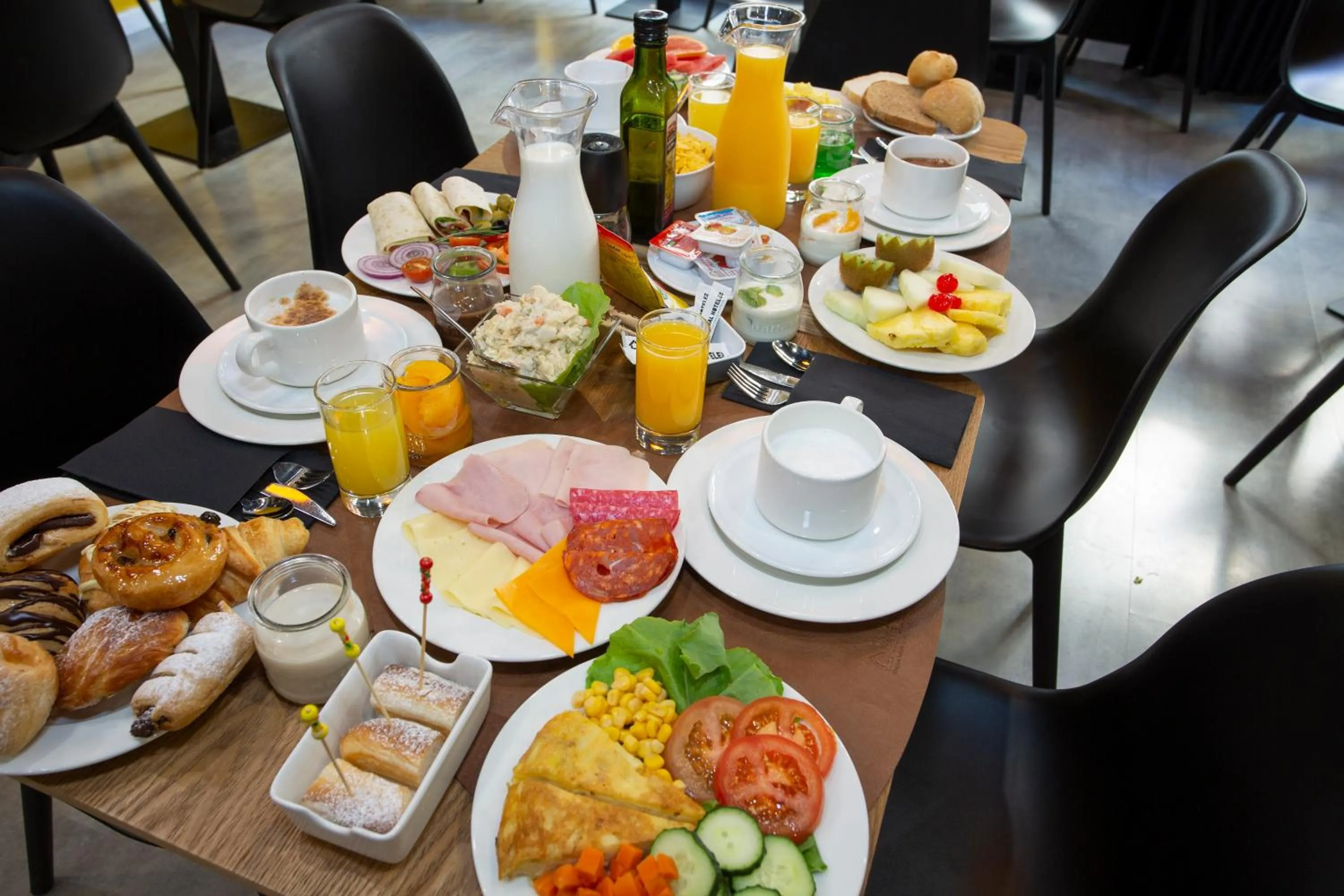 Buffet breakfast in Casual del Cine Valencia