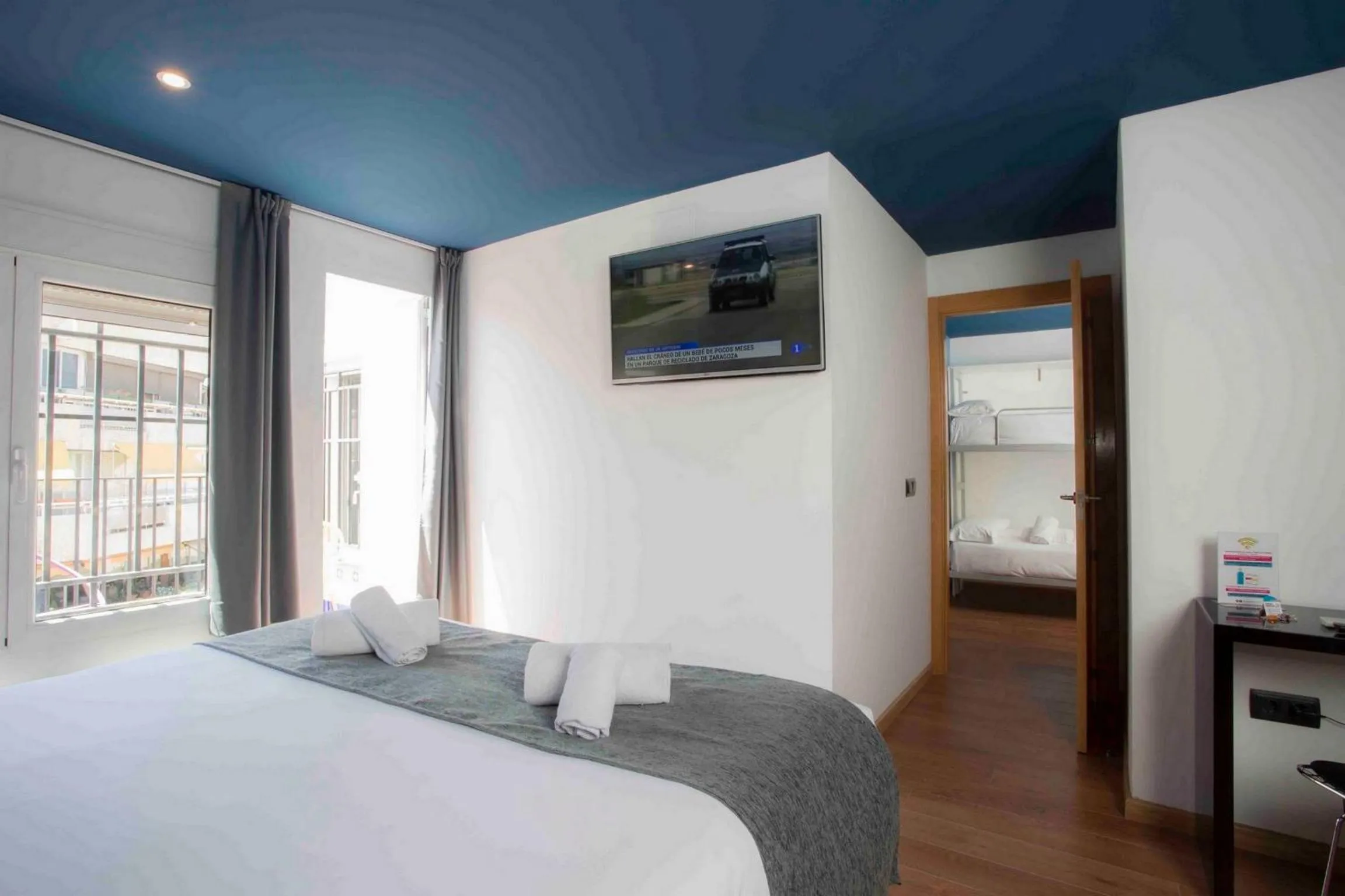 Photo of the whole room, Bed in Casual del Cine Valencia