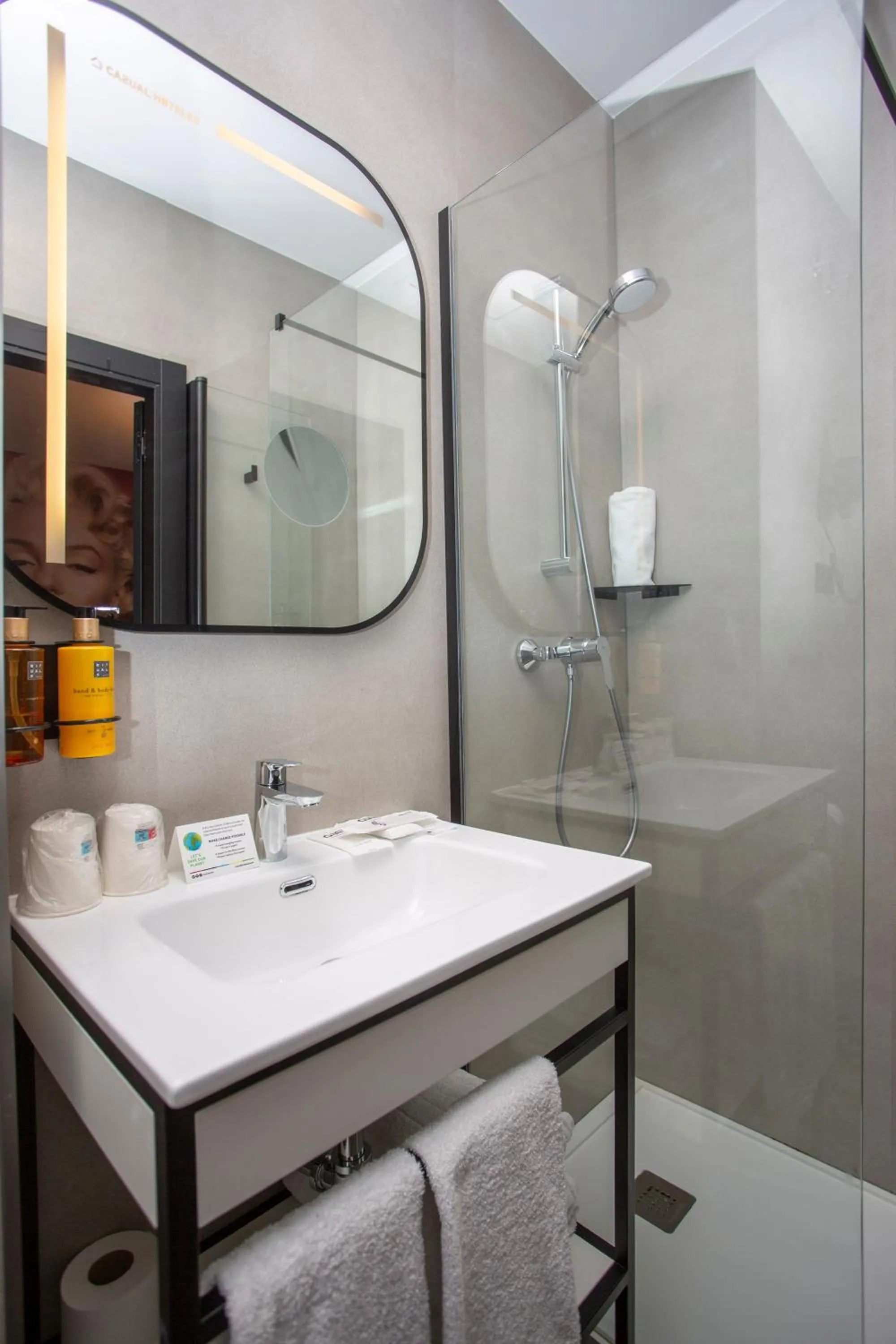 Bathroom in Casual del Cine Valencia