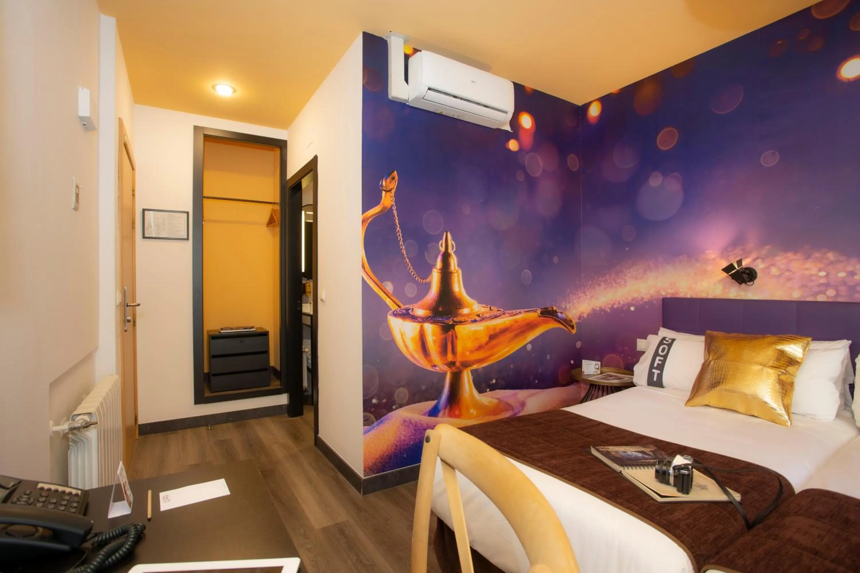 Bedroom, Bed in Casual del Cine Valencia