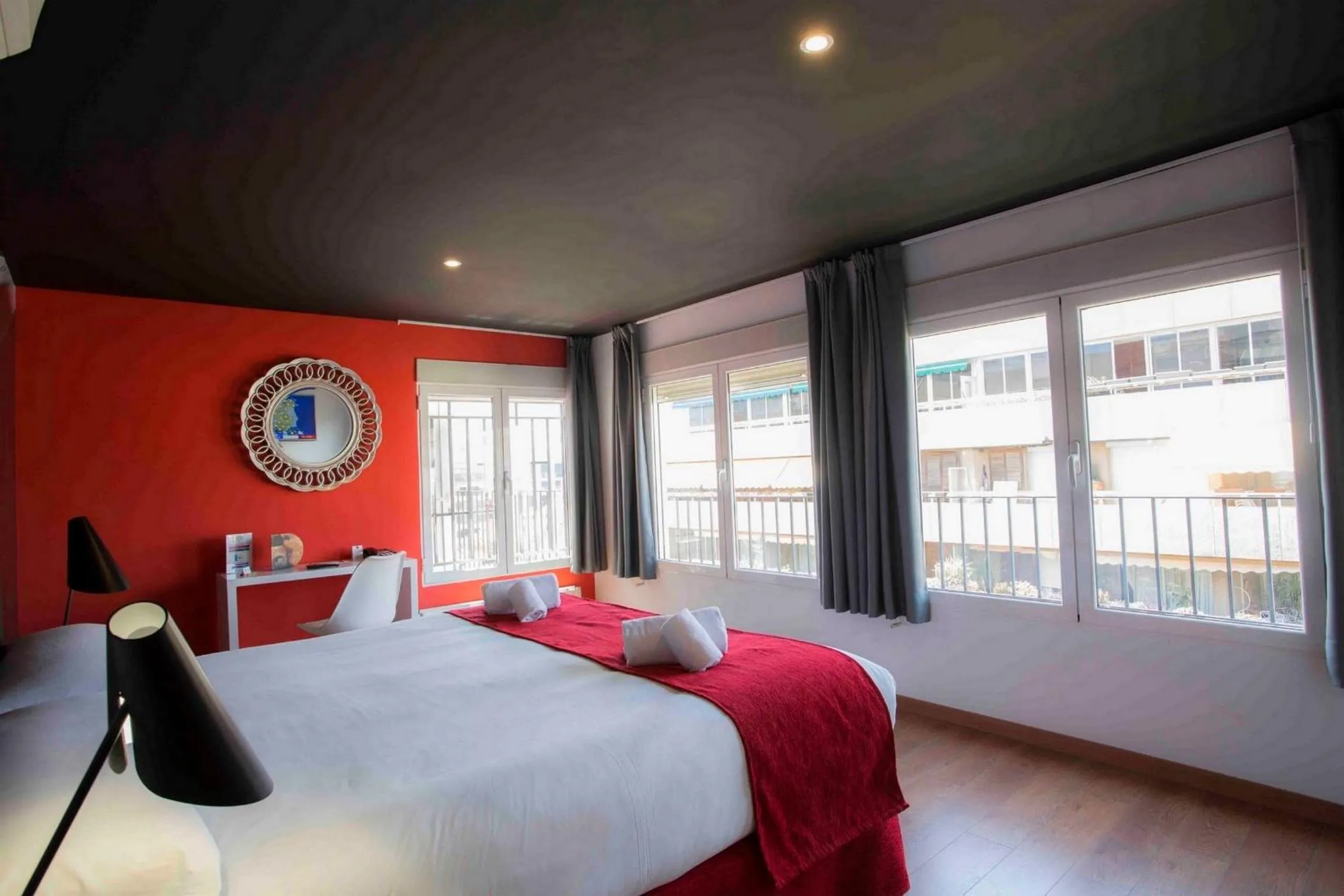 Photo of the whole room, Bed in Casual del Cine Valencia