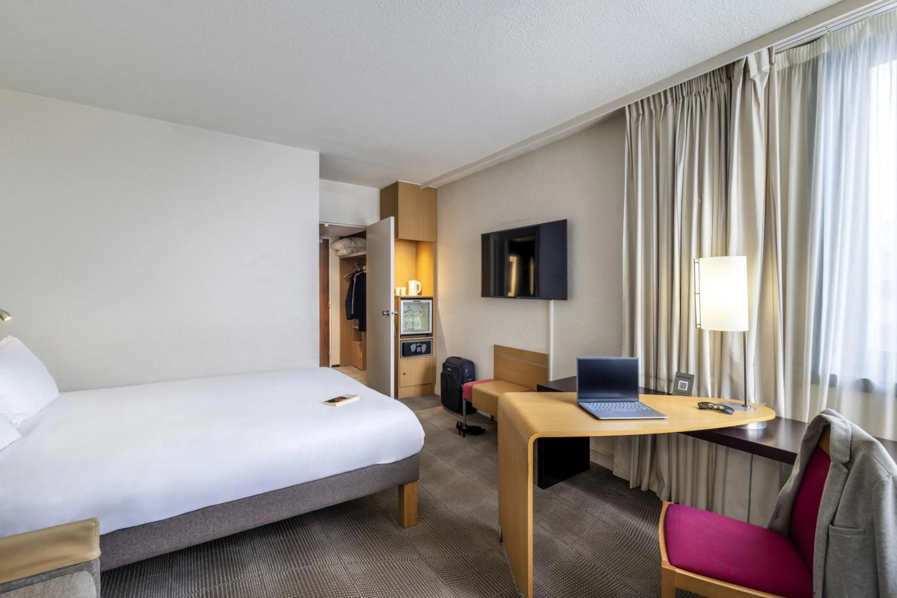 Photo of the whole room, Bed in Novotel Grenoble Centre