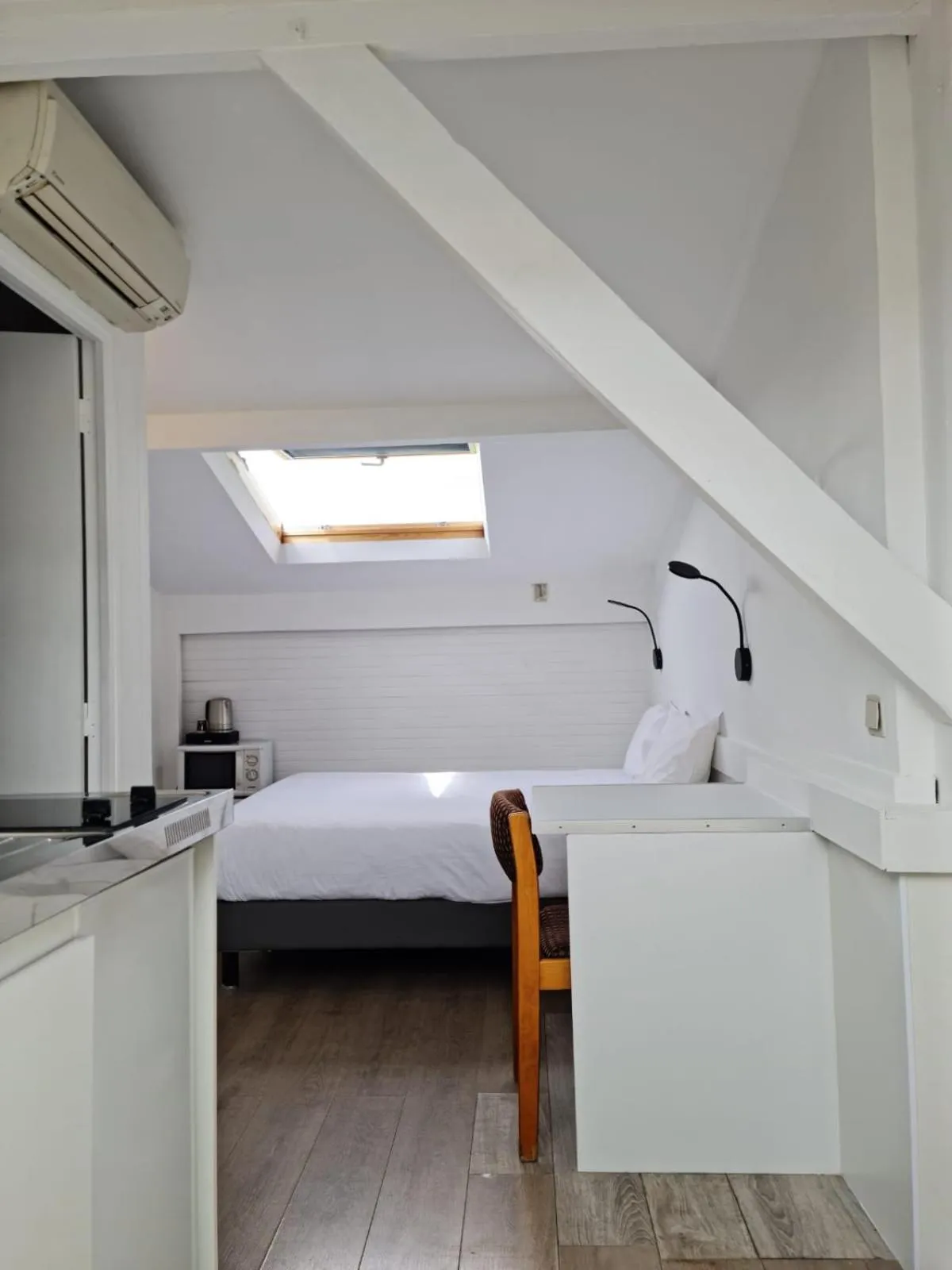 Bed in Hotel PARIS GAMBETTA- PANAMHOTEL-PERE LACHAISE