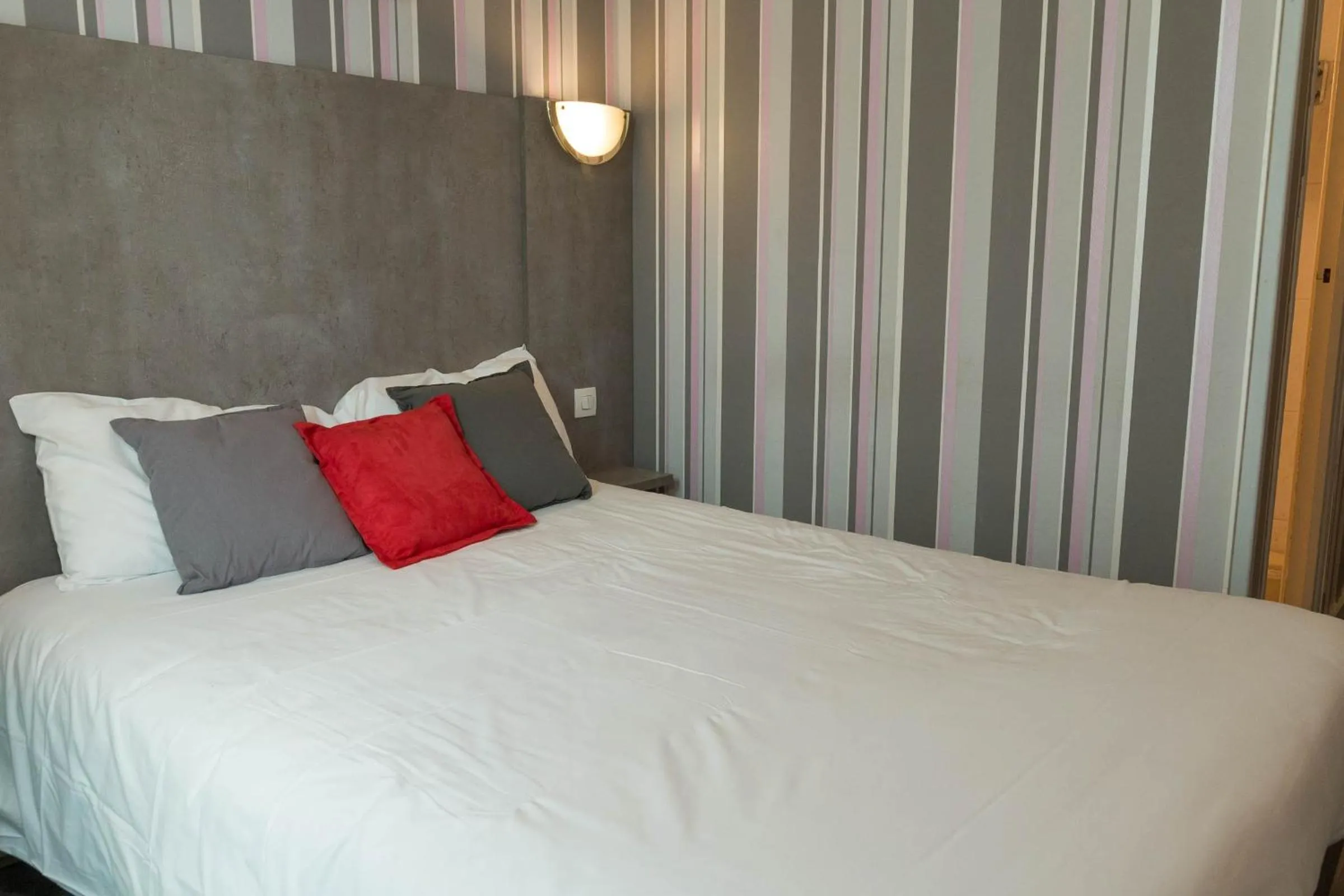 Bed in Hotel PARIS GAMBETTA- PANAMHOTEL-PERE LACHAISE