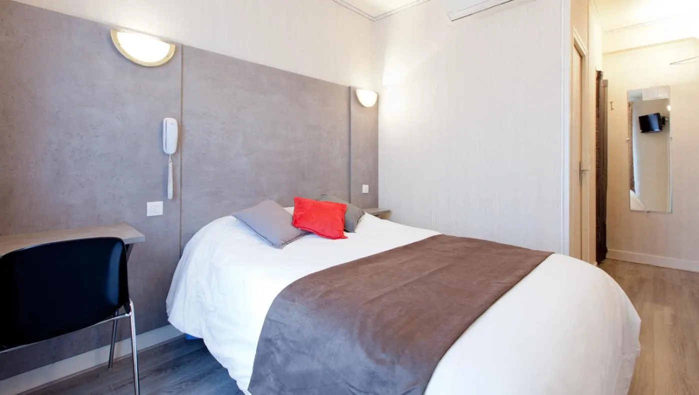 Bed in Hotel PARIS GAMBETTA- PANAMHOTEL-PERE LACHAISE