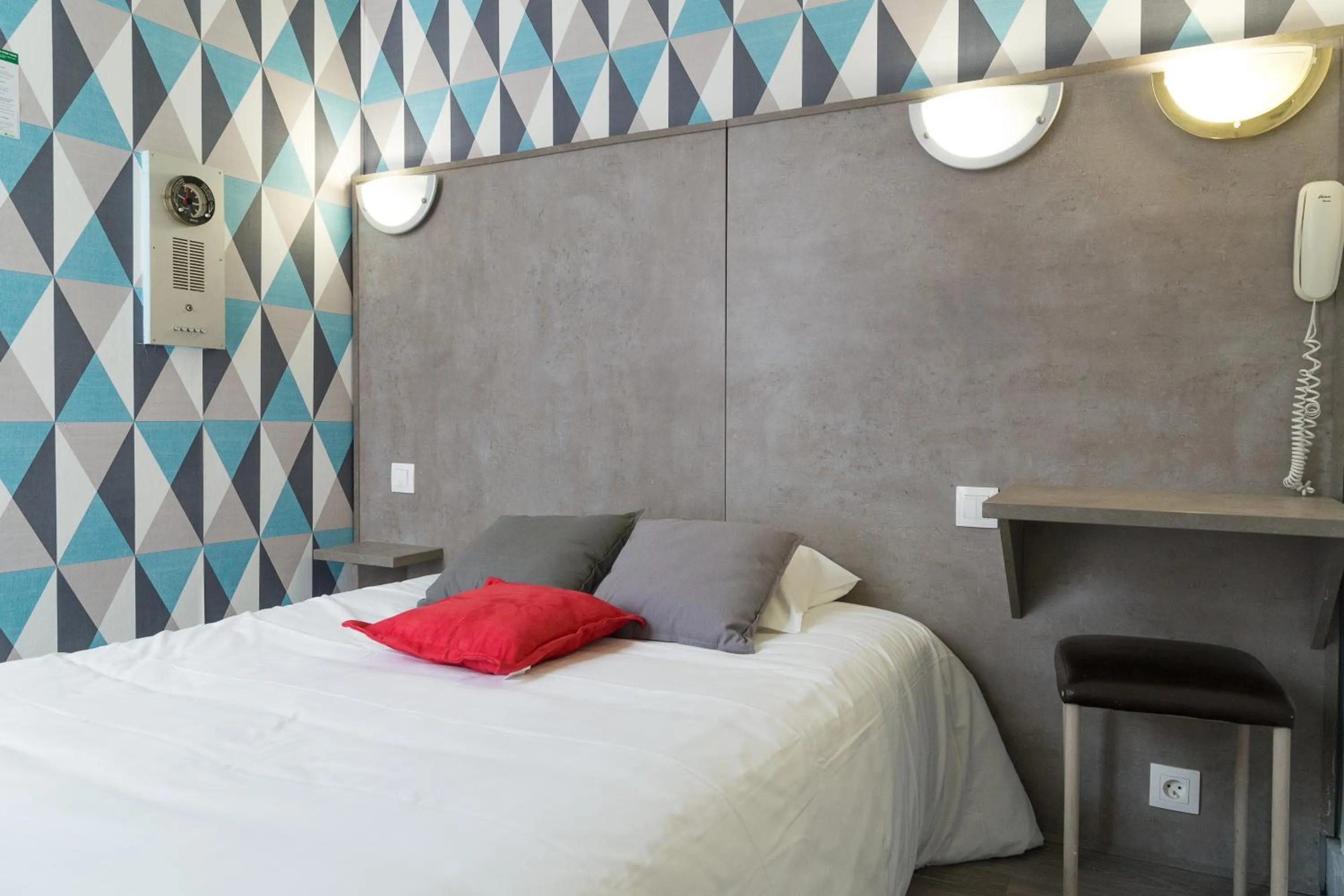 Bed in Hotel PARIS GAMBETTA- PANAMHOTEL-PERE LACHAISE