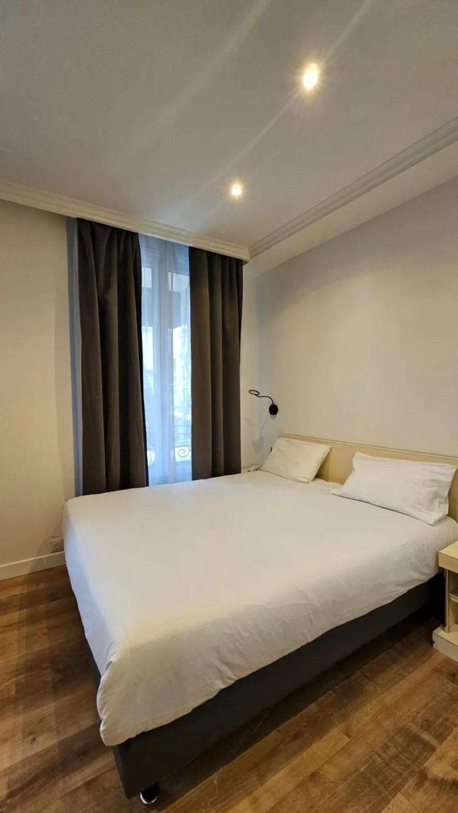Bed in Hotel PARIS GAMBETTA- PANAMHOTEL-PERE LACHAISE
