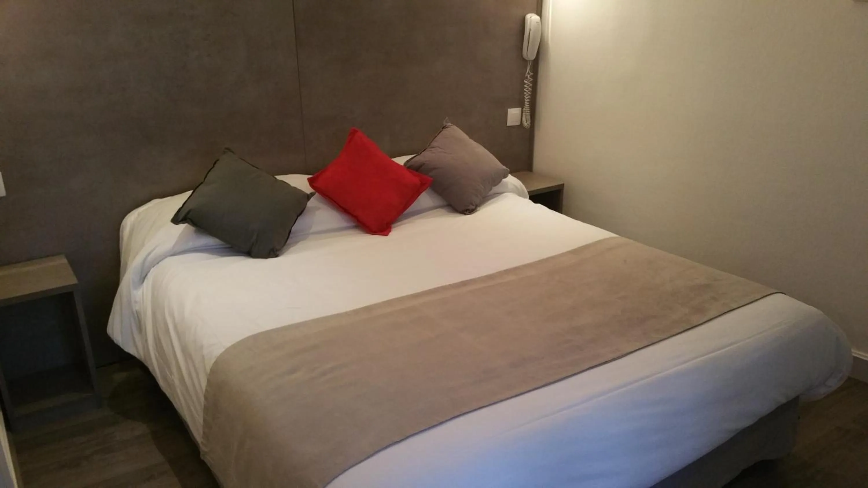 Bed in Hotel PARIS GAMBETTA- PANAMHOTEL-PERE LACHAISE