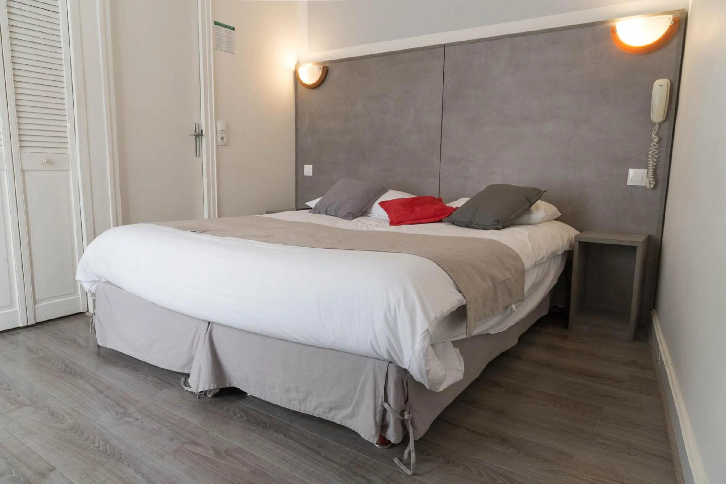 Bed in Hotel PARIS GAMBETTA- PANAMHOTEL-PERE LACHAISE