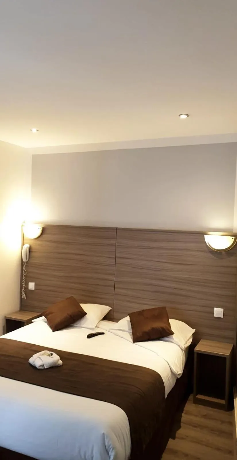 Bed in Hotel PARIS GAMBETTA- PANAMHOTEL-PERE LACHAISE