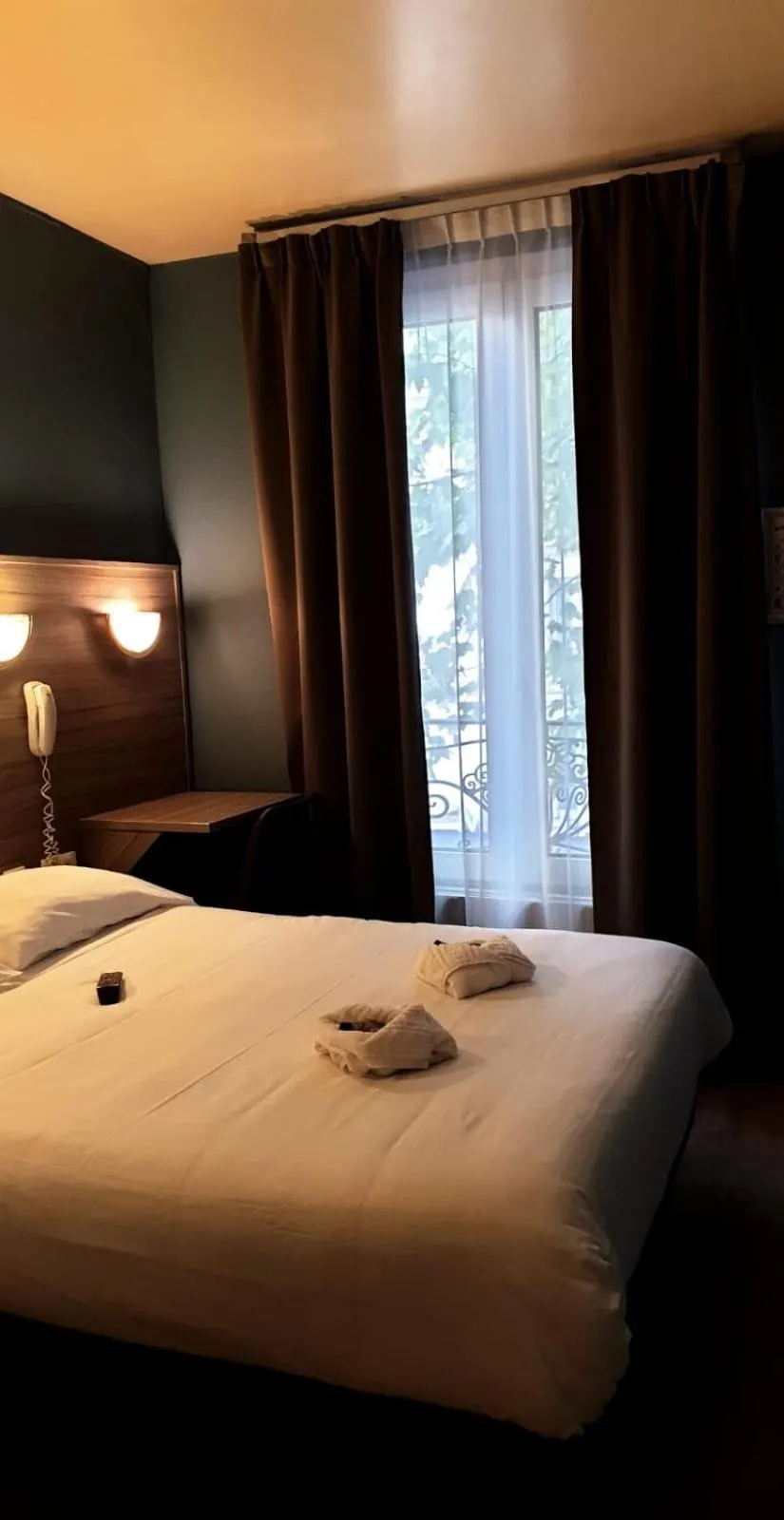 Bed in Hotel PARIS GAMBETTA- PANAMHOTEL-PERE LACHAISE