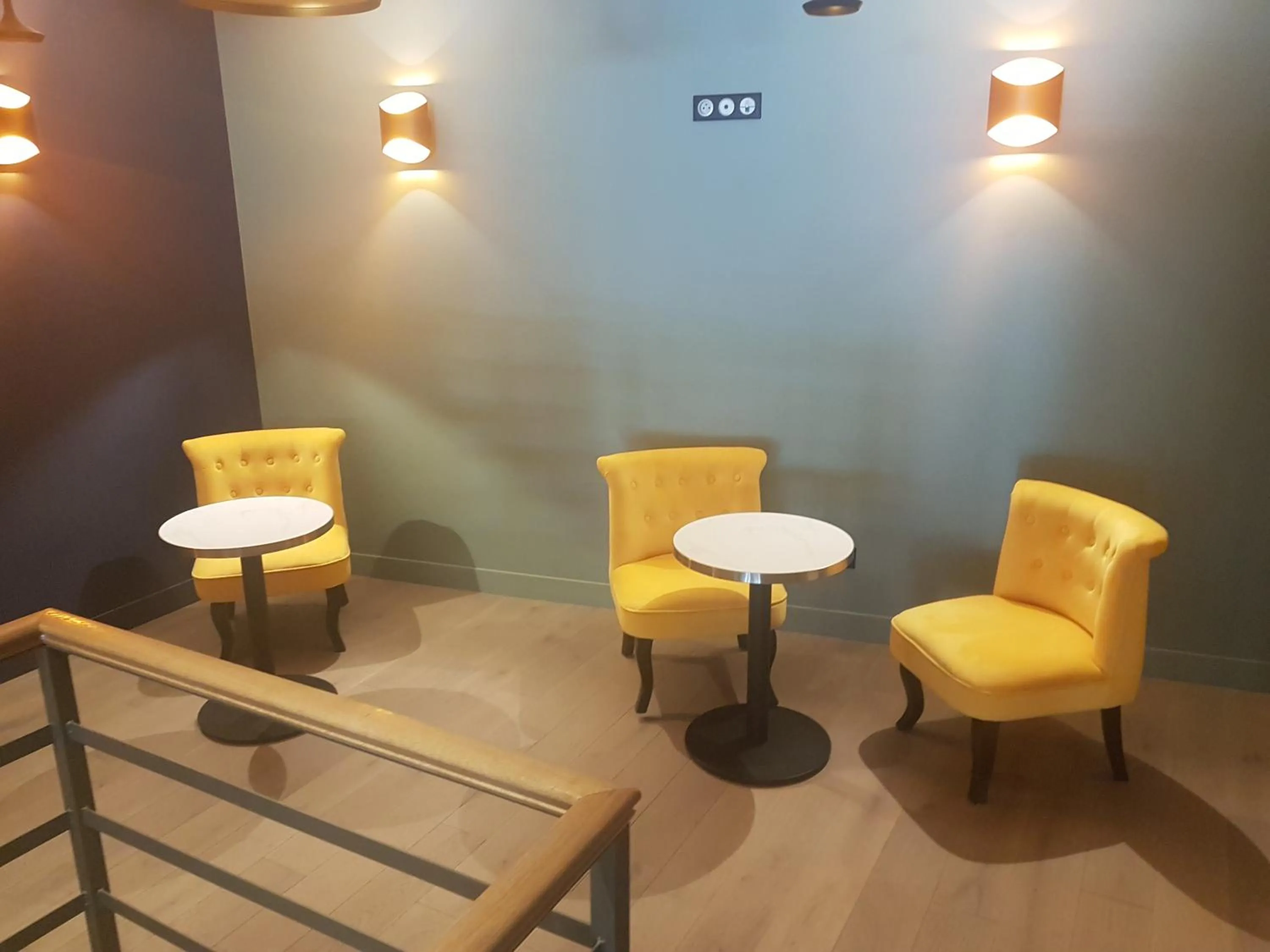 Communal lounge/ TV room in Hotel PARIS GAMBETTA- PANAMHOTEL-PERE LACHAISE