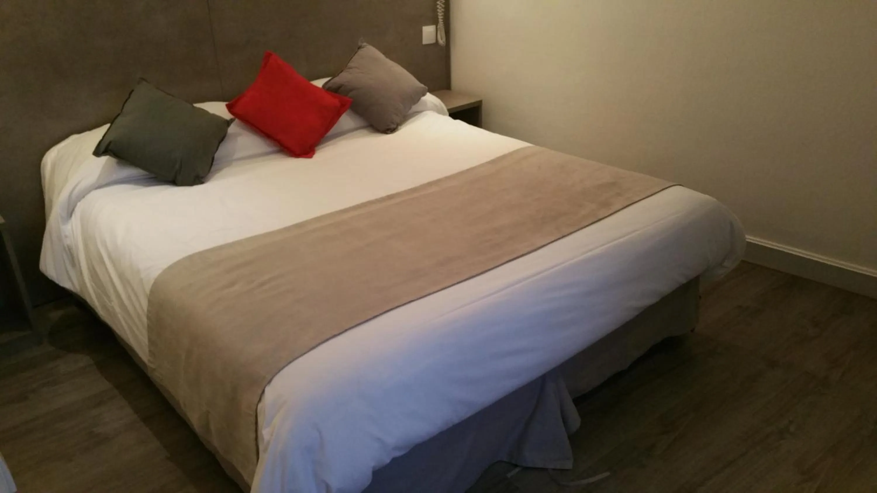 Bed in Hotel PARIS GAMBETTA- PANAMHOTEL-PERE LACHAISE