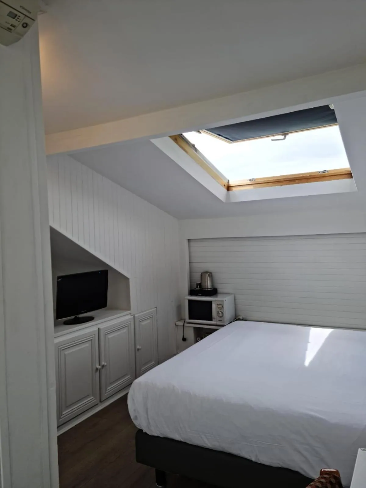 Bed in Hotel PARIS GAMBETTA- PANAMHOTEL-PERE LACHAISE