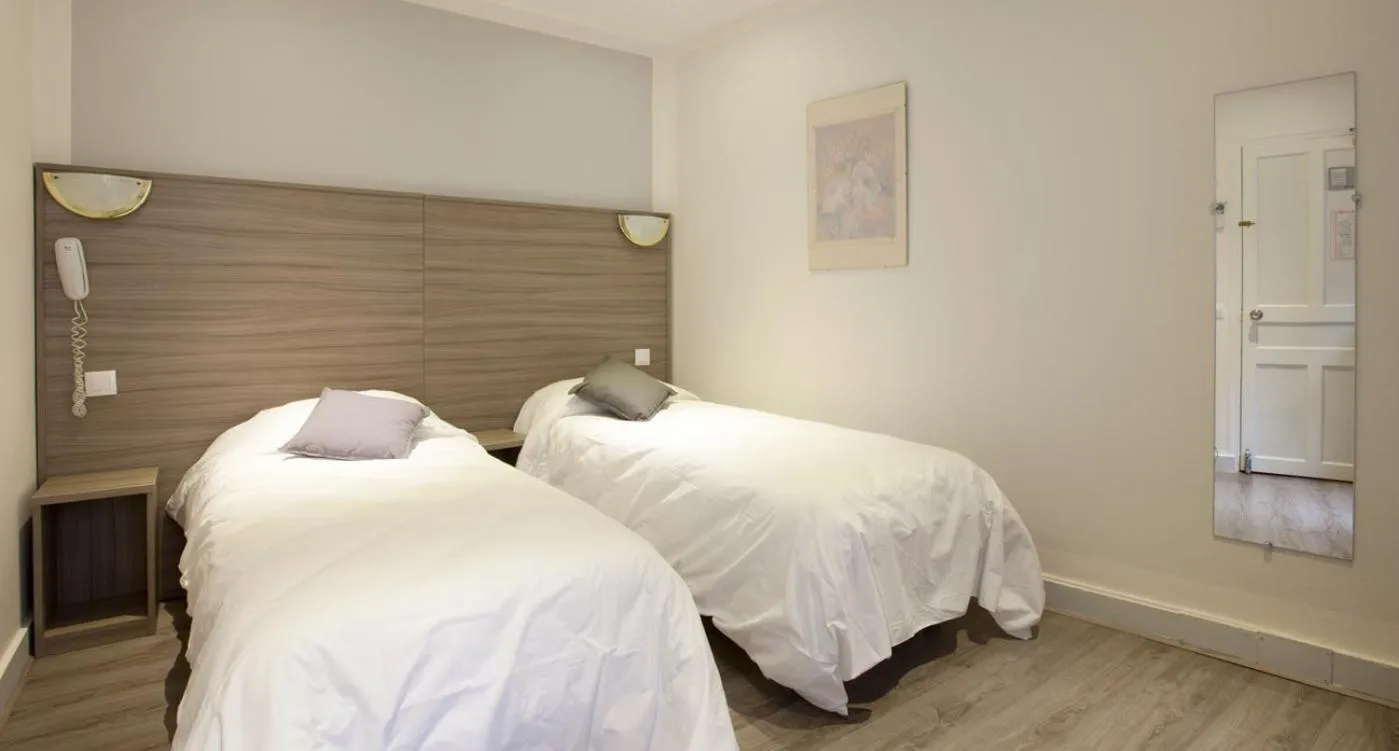Bed in Hotel PARIS GAMBETTA- PANAMHOTEL-PERE LACHAISE