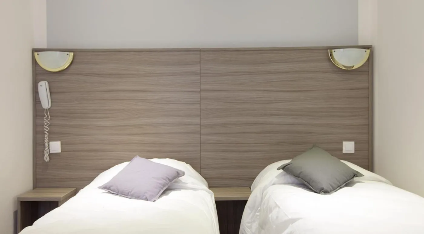 Bed in Hotel PARIS GAMBETTA- PANAMHOTEL-PERE LACHAISE