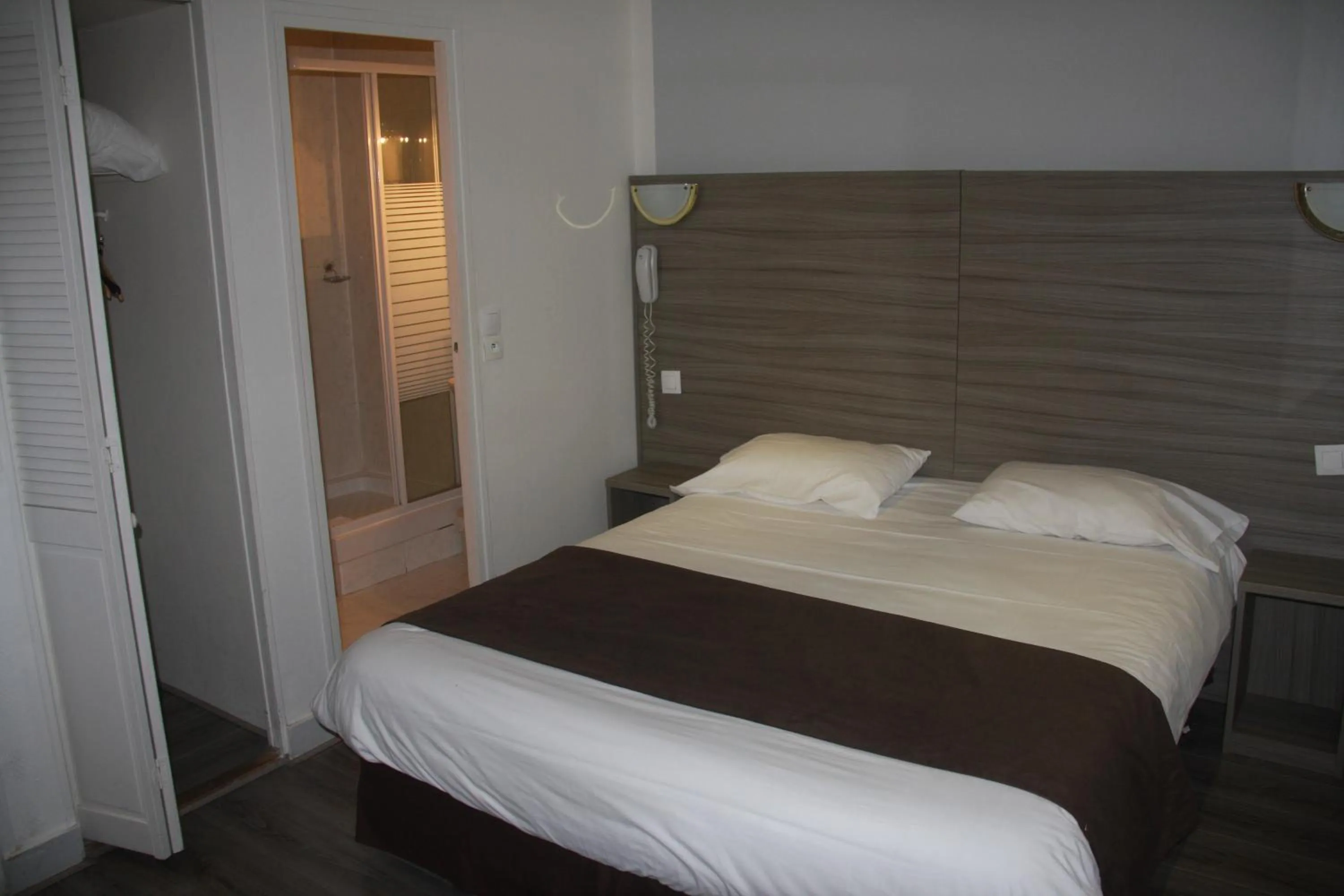 Bed in Hotel PARIS GAMBETTA- PANAMHOTEL-PERE LACHAISE