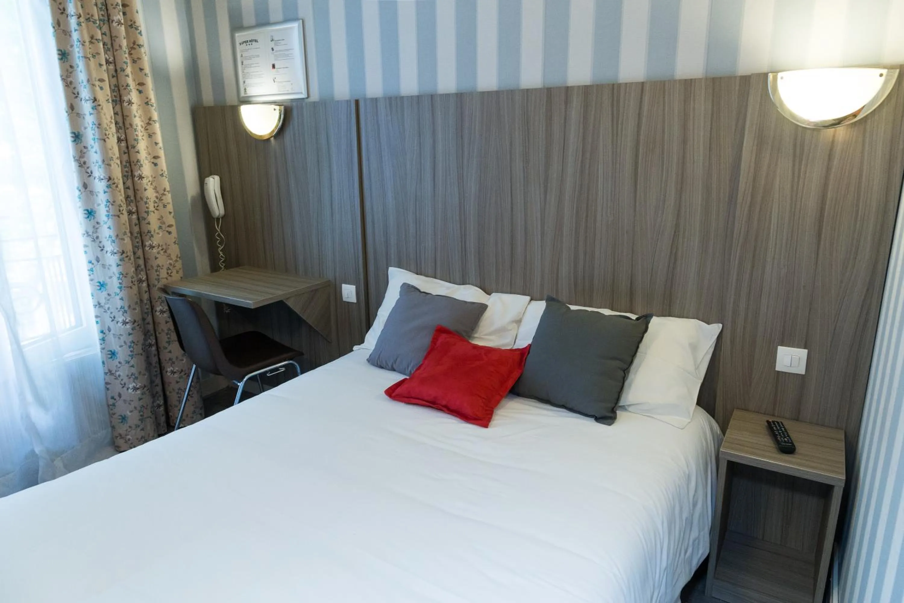 Bed in Hotel PARIS GAMBETTA- PANAMHOTEL-PERE LACHAISE