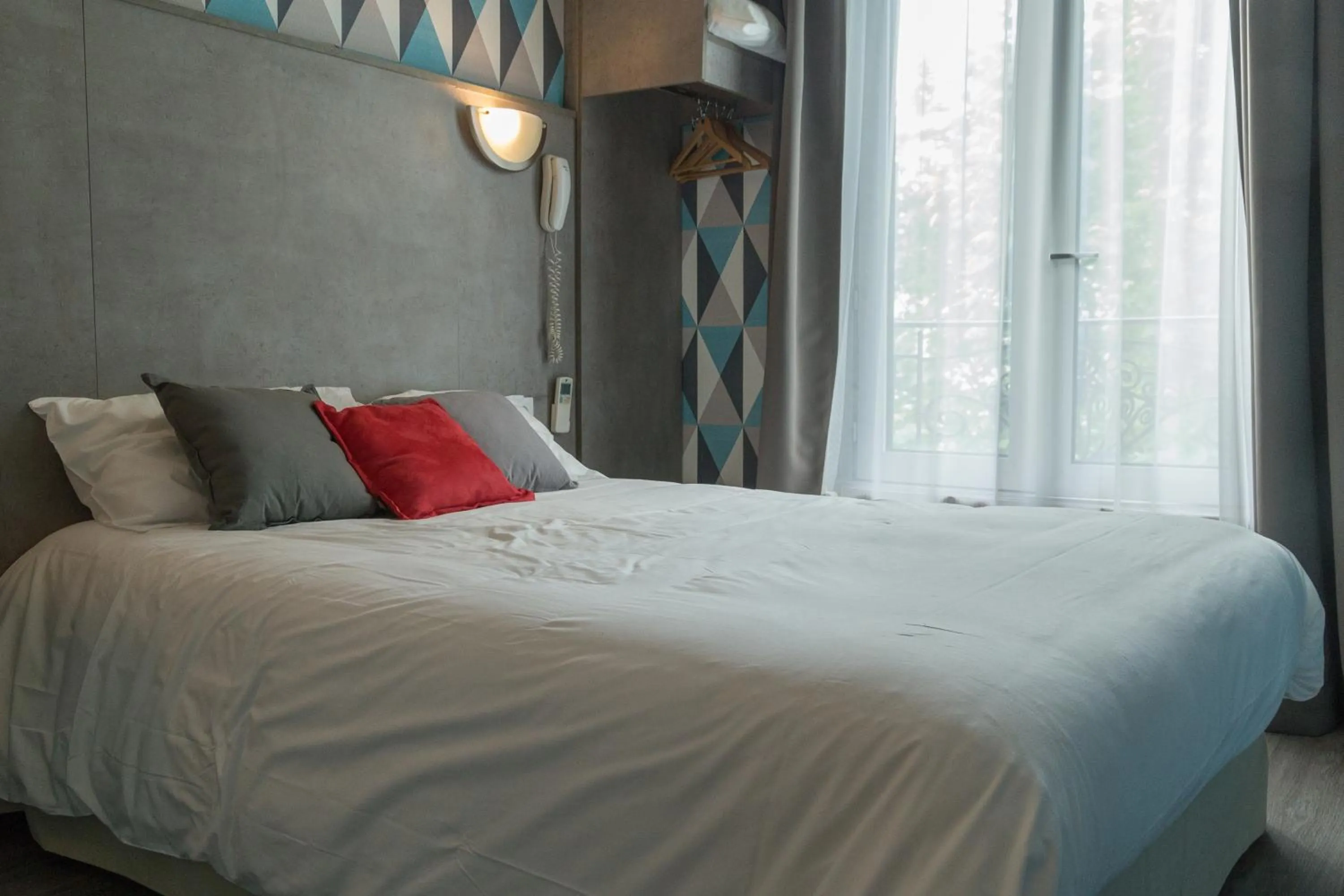Bed in Hotel PARIS GAMBETTA- PANAMHOTEL-PERE LACHAISE