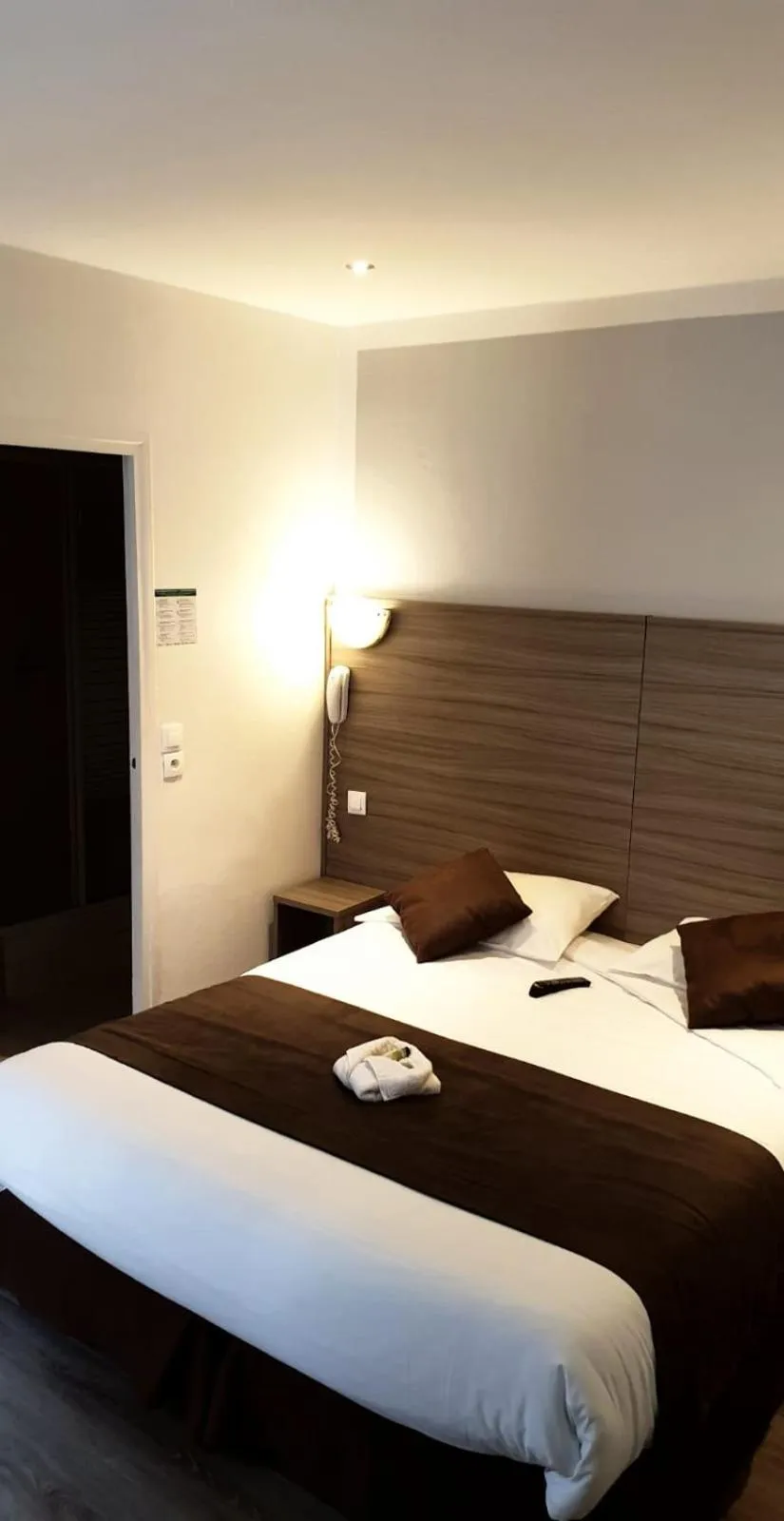 Bed in Hotel PARIS GAMBETTA- PANAMHOTEL-PERE LACHAISE