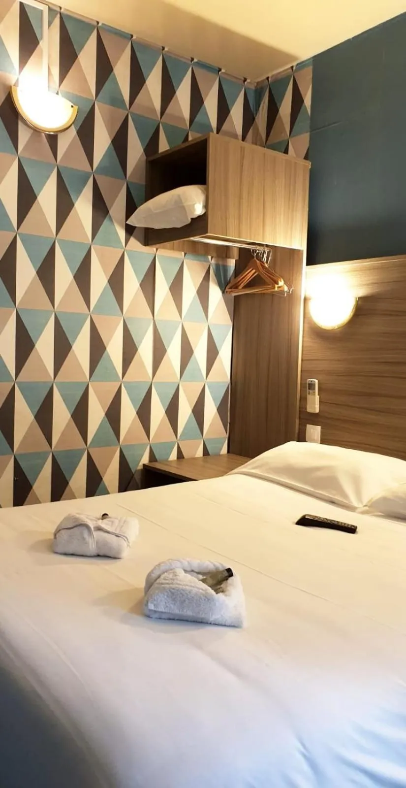 Bed in Hotel PARIS GAMBETTA- PANAMHOTEL-PERE LACHAISE
