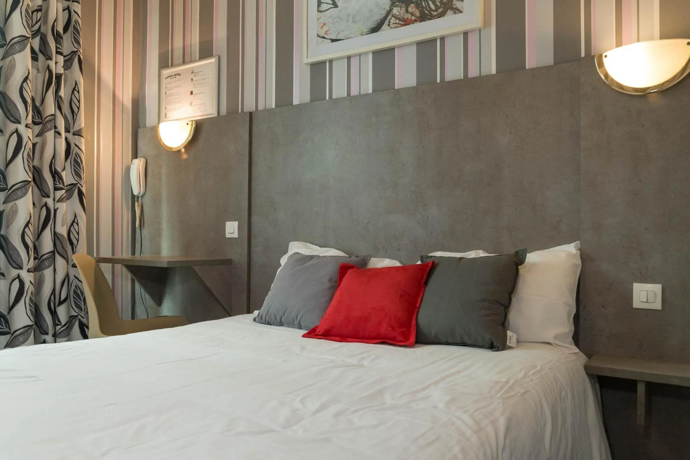 Bed in Hotel PARIS GAMBETTA- PANAMHOTEL-PERE LACHAISE