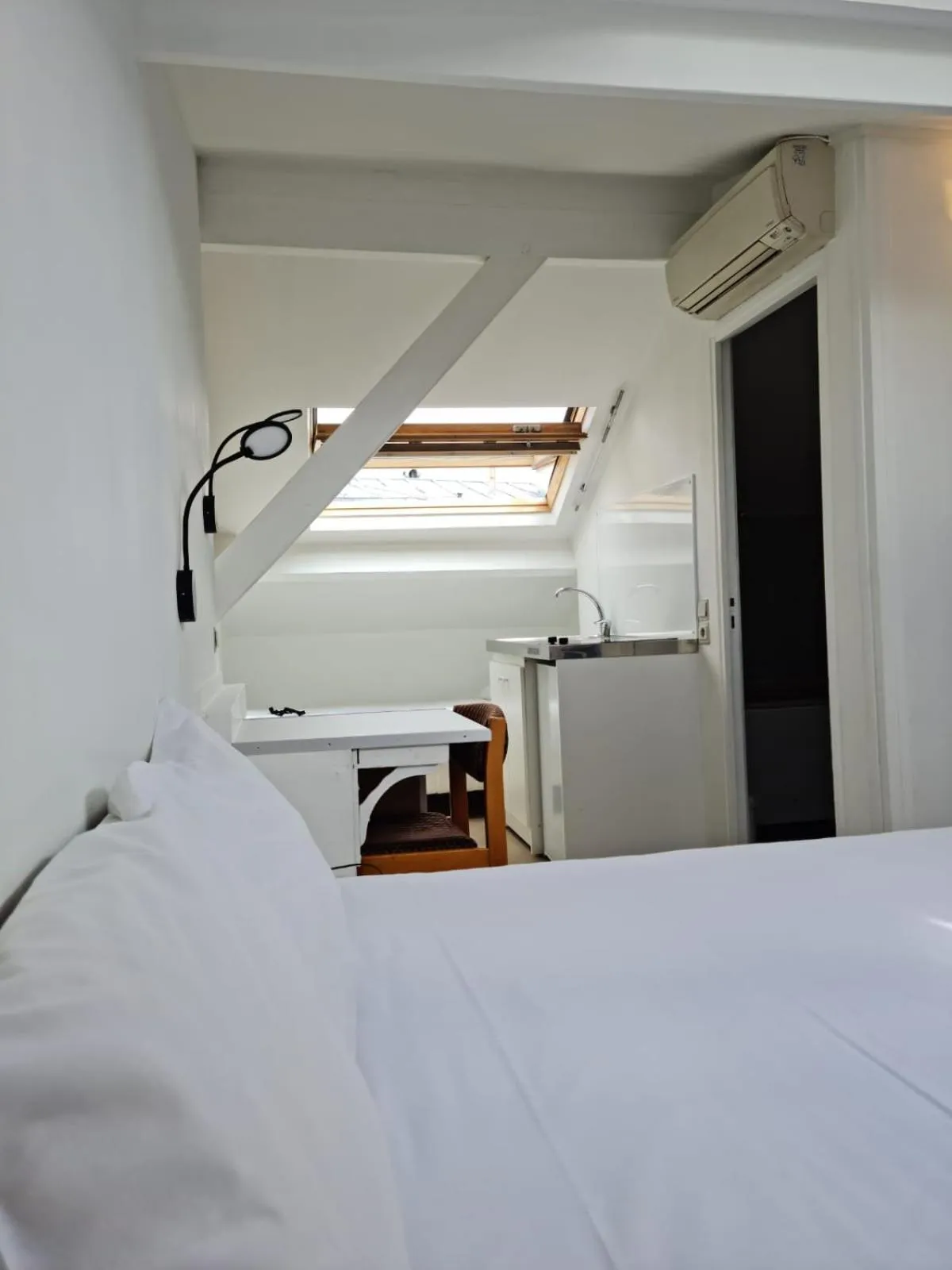 Bed in Hotel PARIS GAMBETTA- PANAMHOTEL-PERE LACHAISE