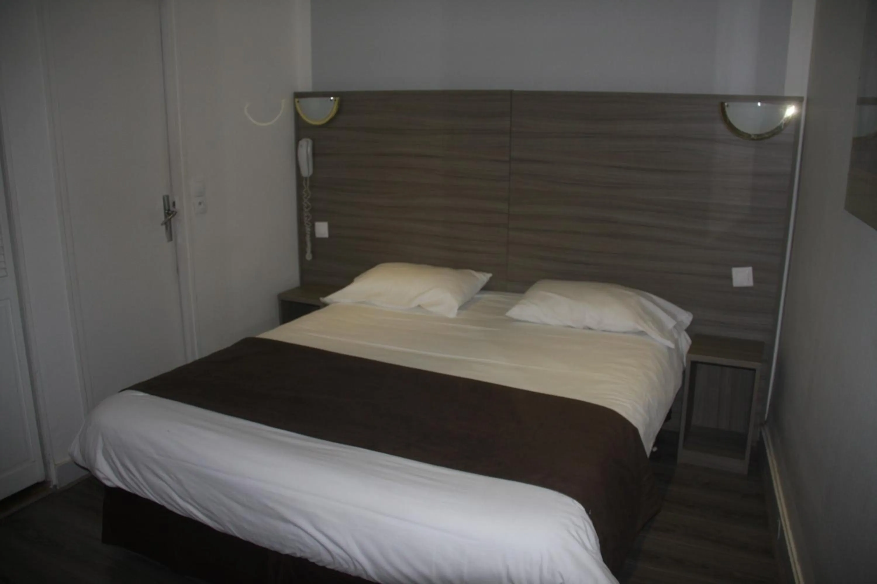 Bed in Hotel PARIS GAMBETTA- PANAMHOTEL-PERE LACHAISE