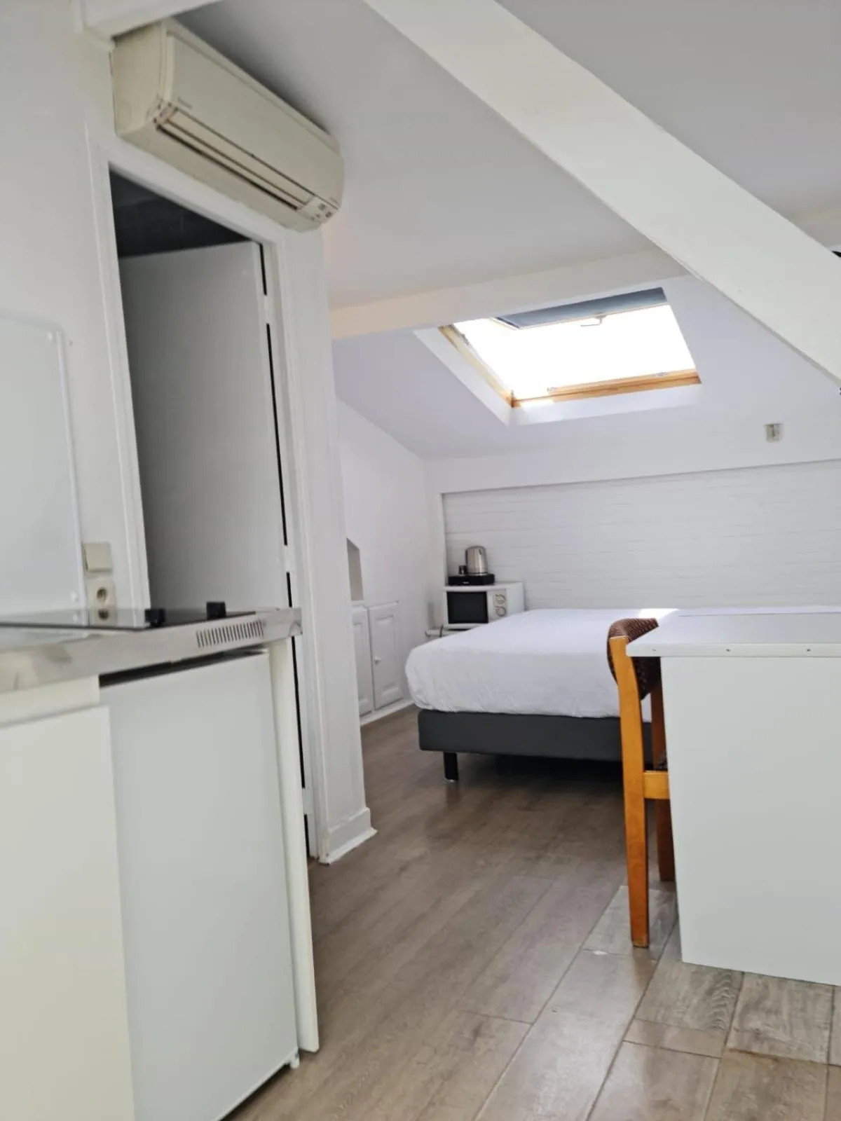 Bed in Hotel PARIS GAMBETTA- PANAMHOTEL-PERE LACHAISE